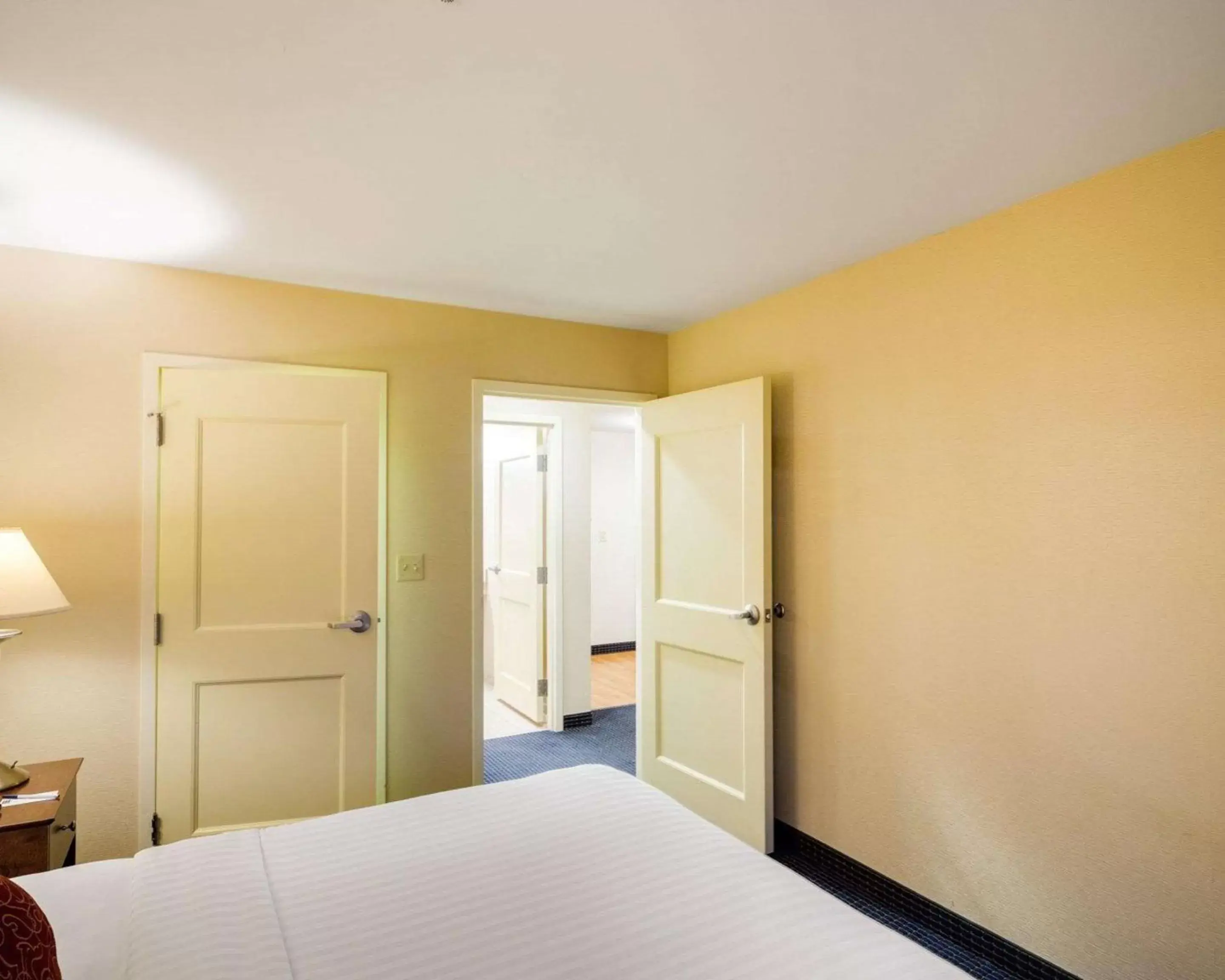 Photo of the whole room, Bed in Mainstay Suites Dover Photo of the whole room, Bed in Mainstay Suites Dover