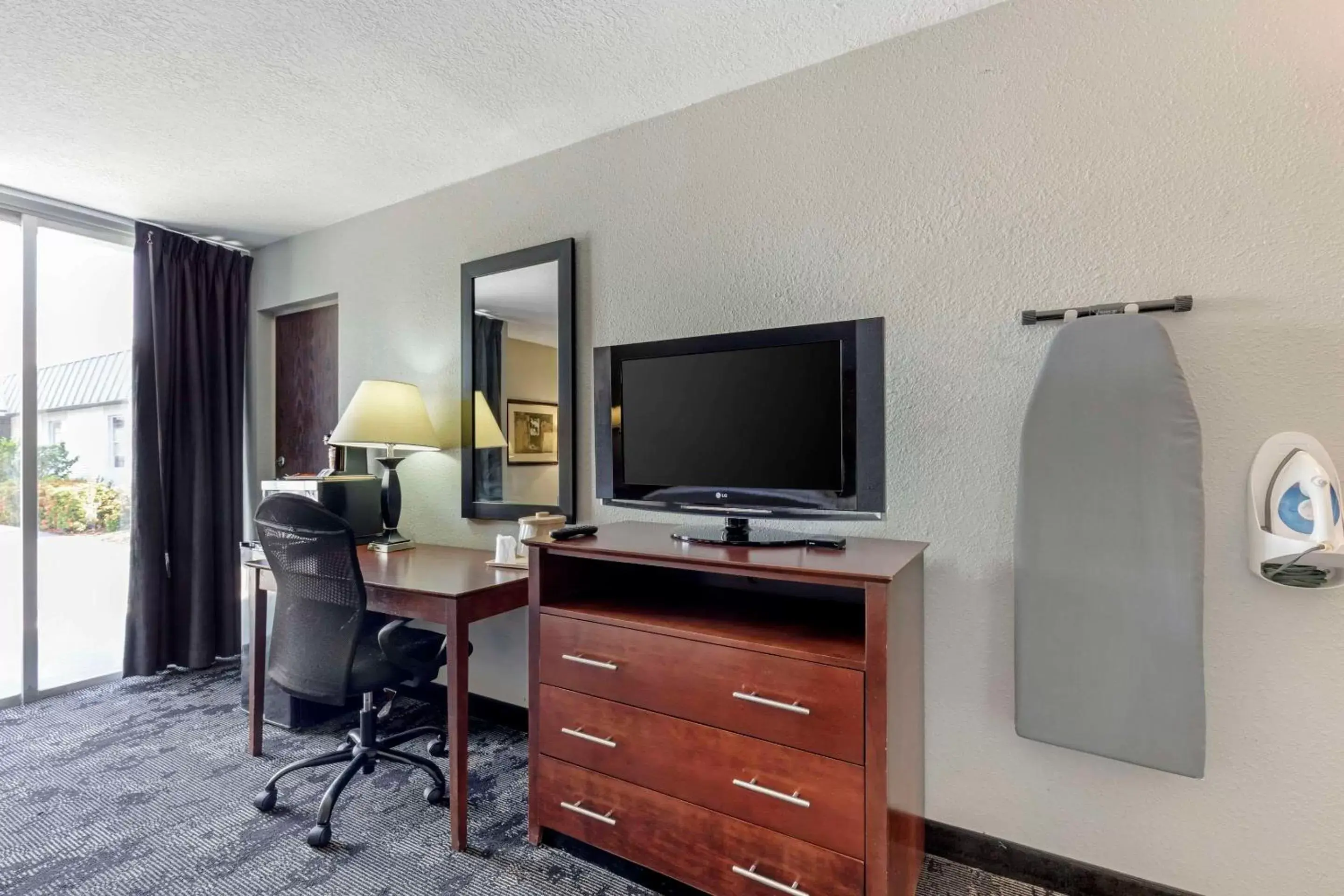 Bedroom, TV/Entertainment Center in Quality Inn Downtown Stuart