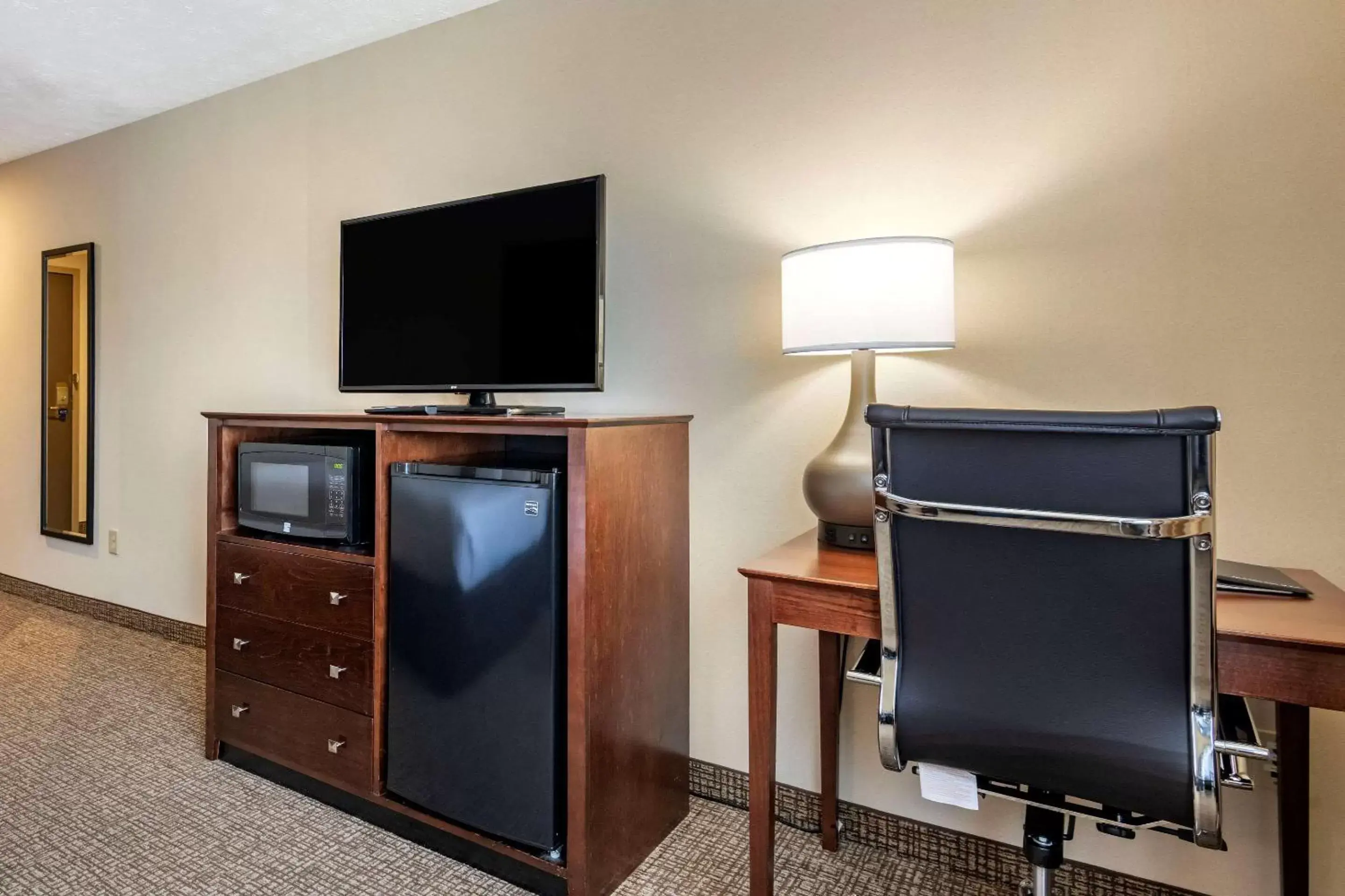 Photo of the whole room, TV/Entertainment Center in Comfort Inn & Suites Montpelier-Berlin