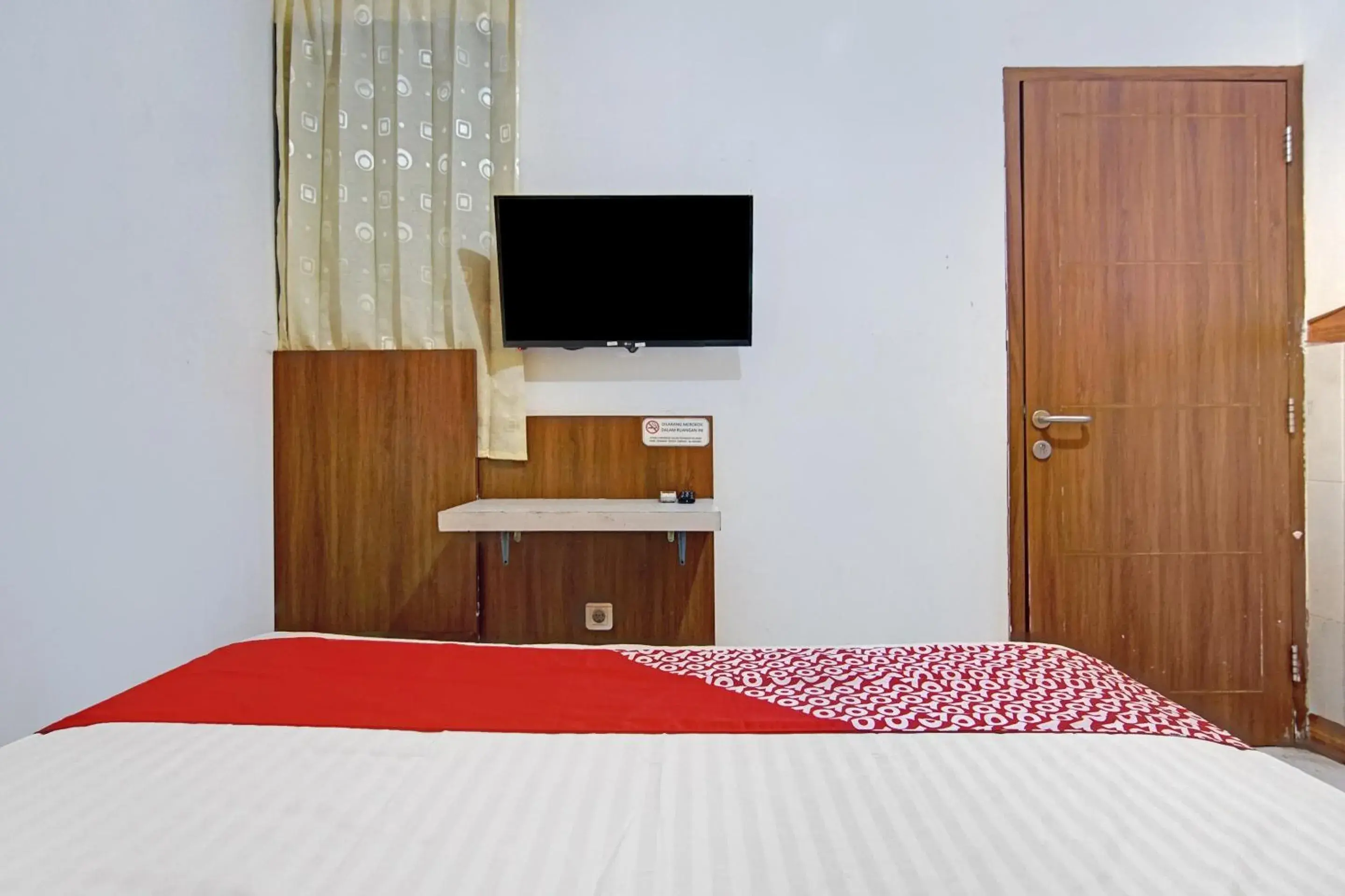 Bedroom, TV/Entertainment Center in OYO 90422 Mall Of Indonesia