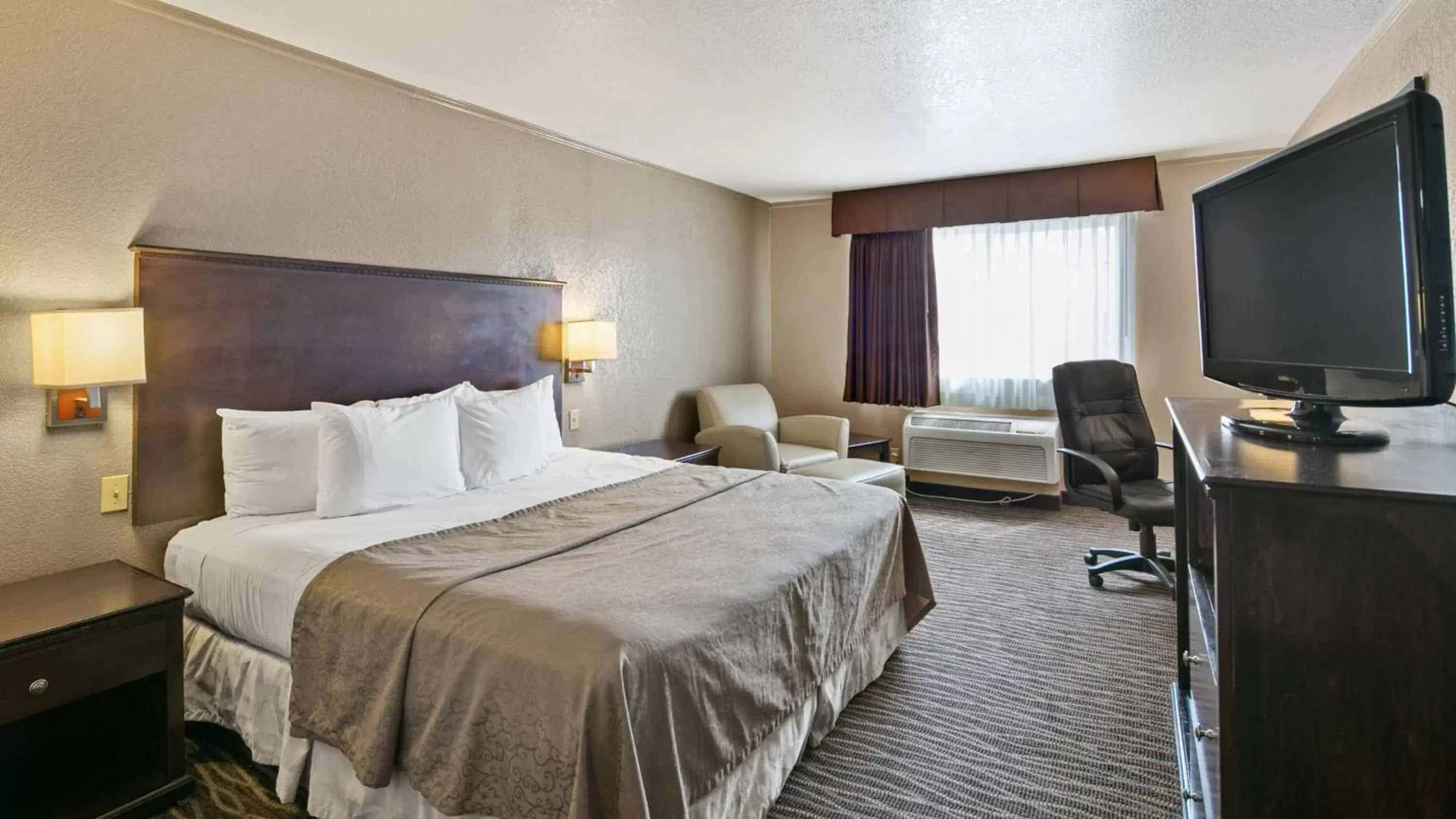 Photo of the whole room, Bed in Best Western San Marcos