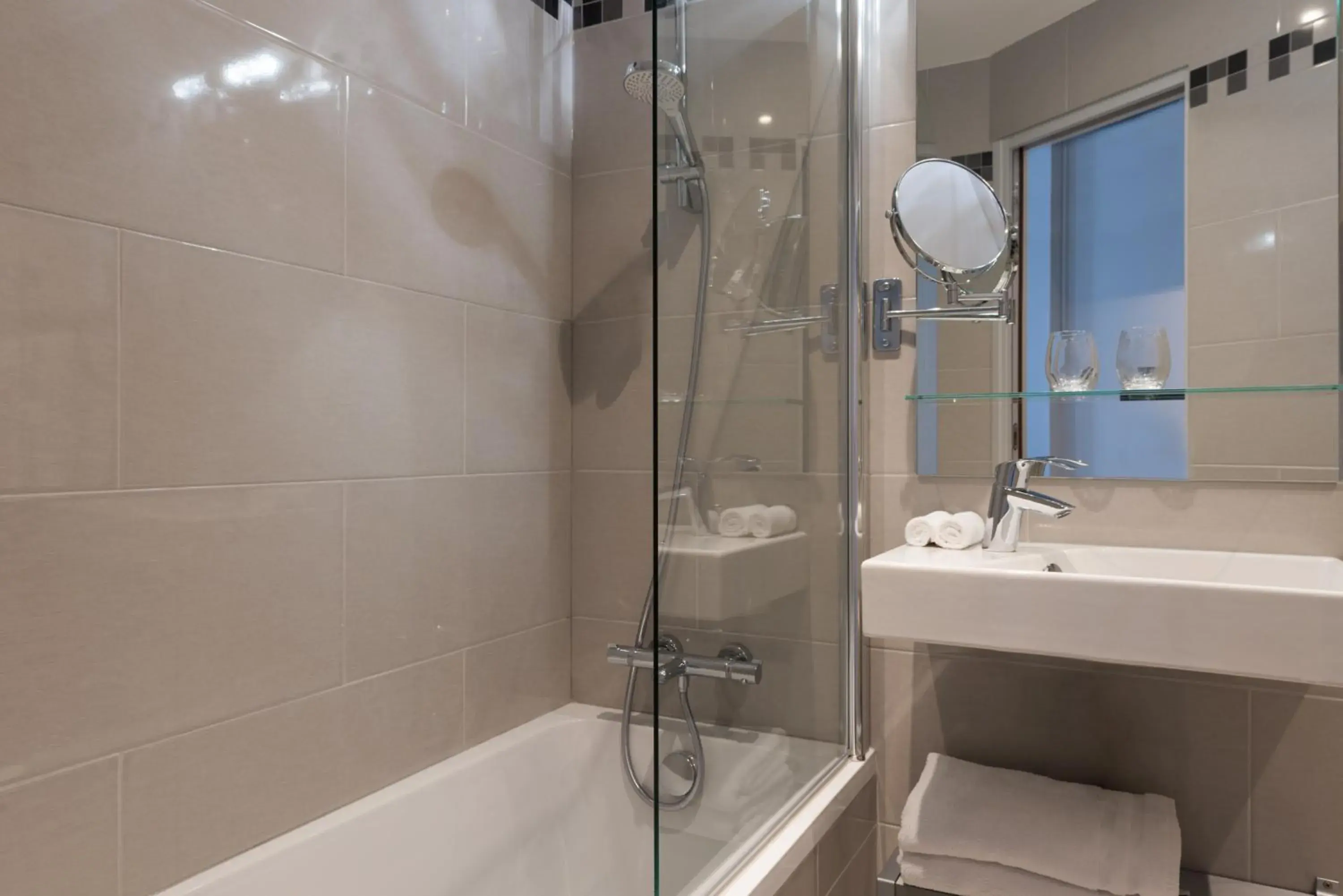 Bathroom in Hotel France Albion