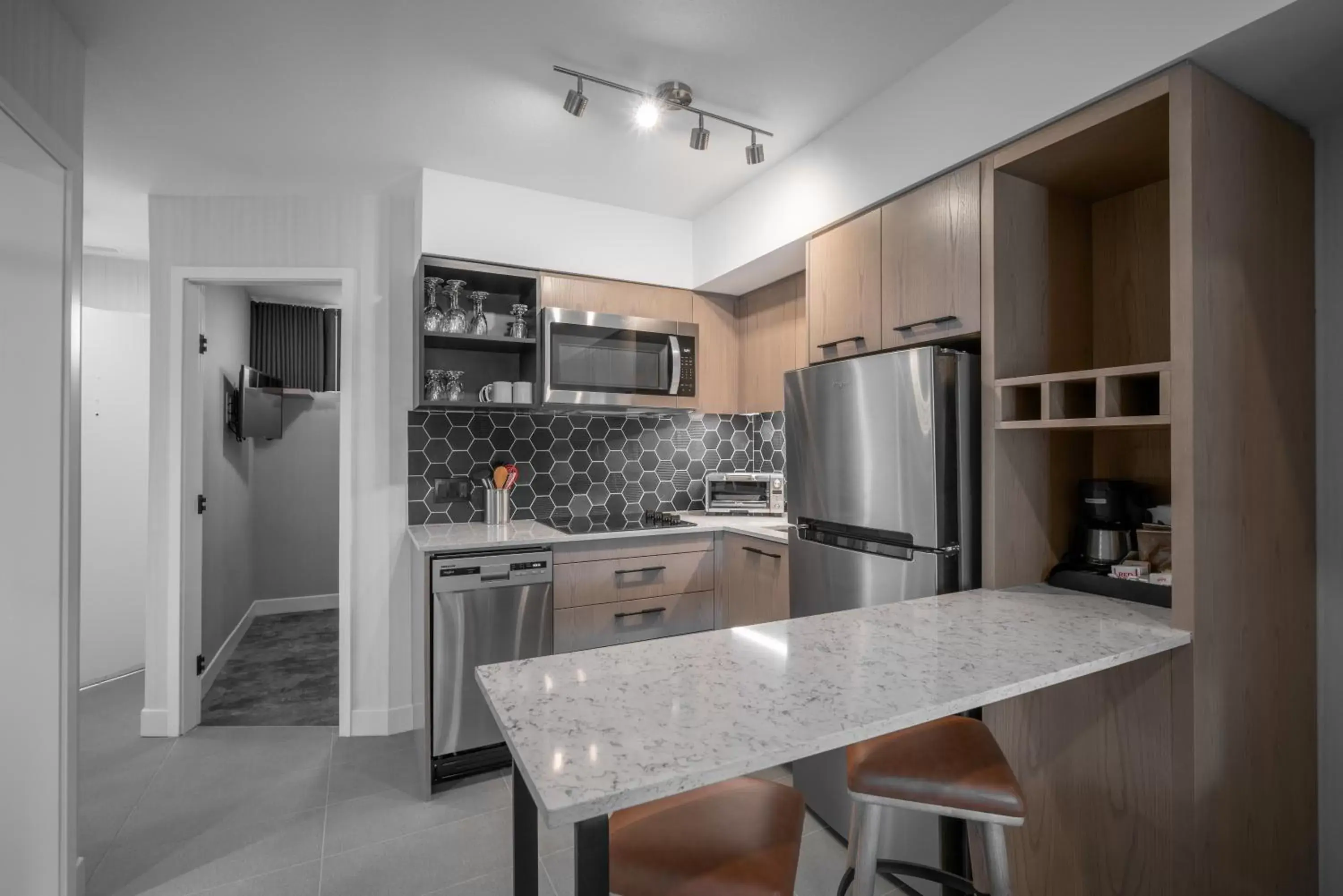 Kitchen or kitchenette, Kitchen/Kitchenette in Lake Louise Inn