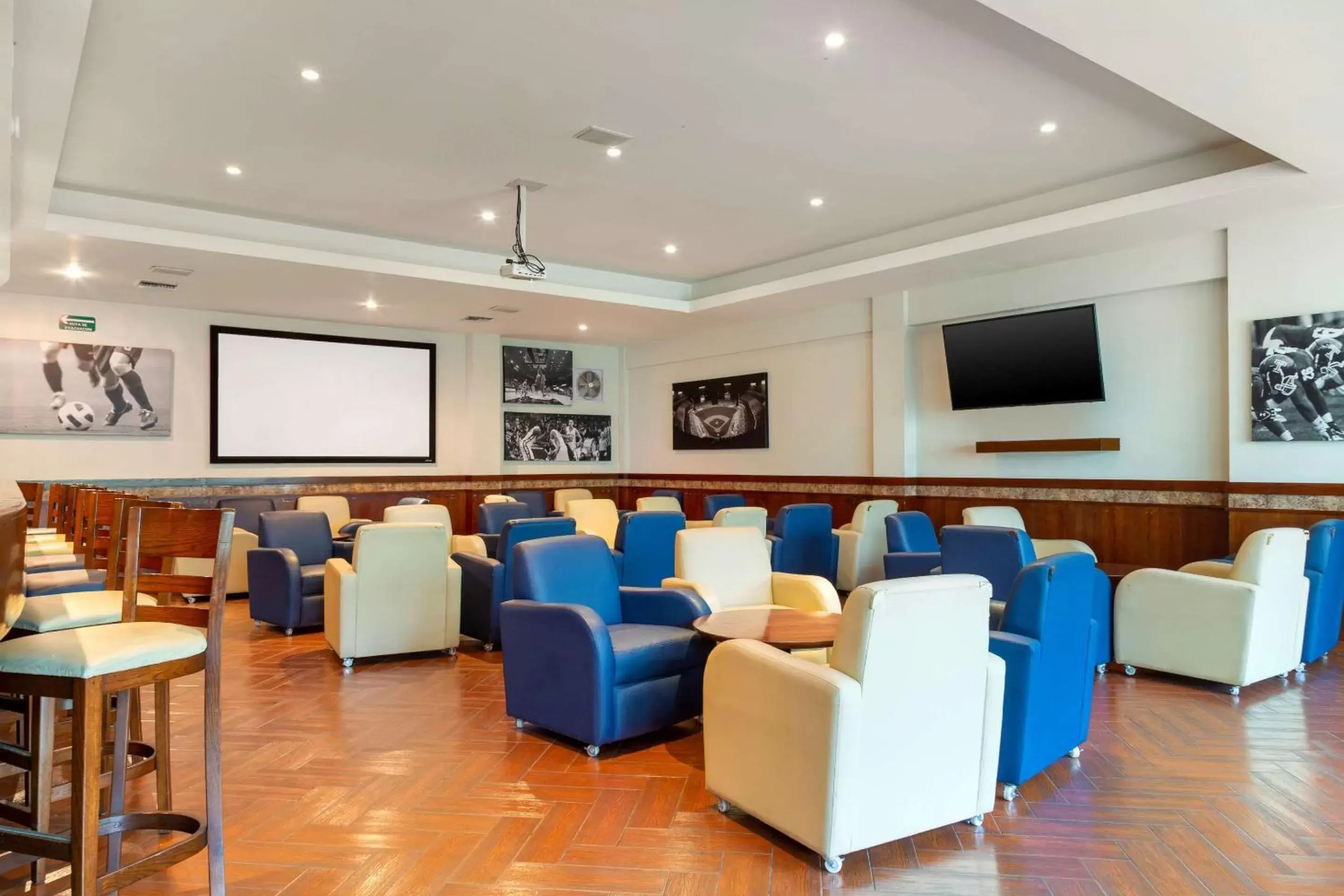 Lounge or bar, Restaurant/Places to Eat in Hotel Comfort Inn Monterrey Norte