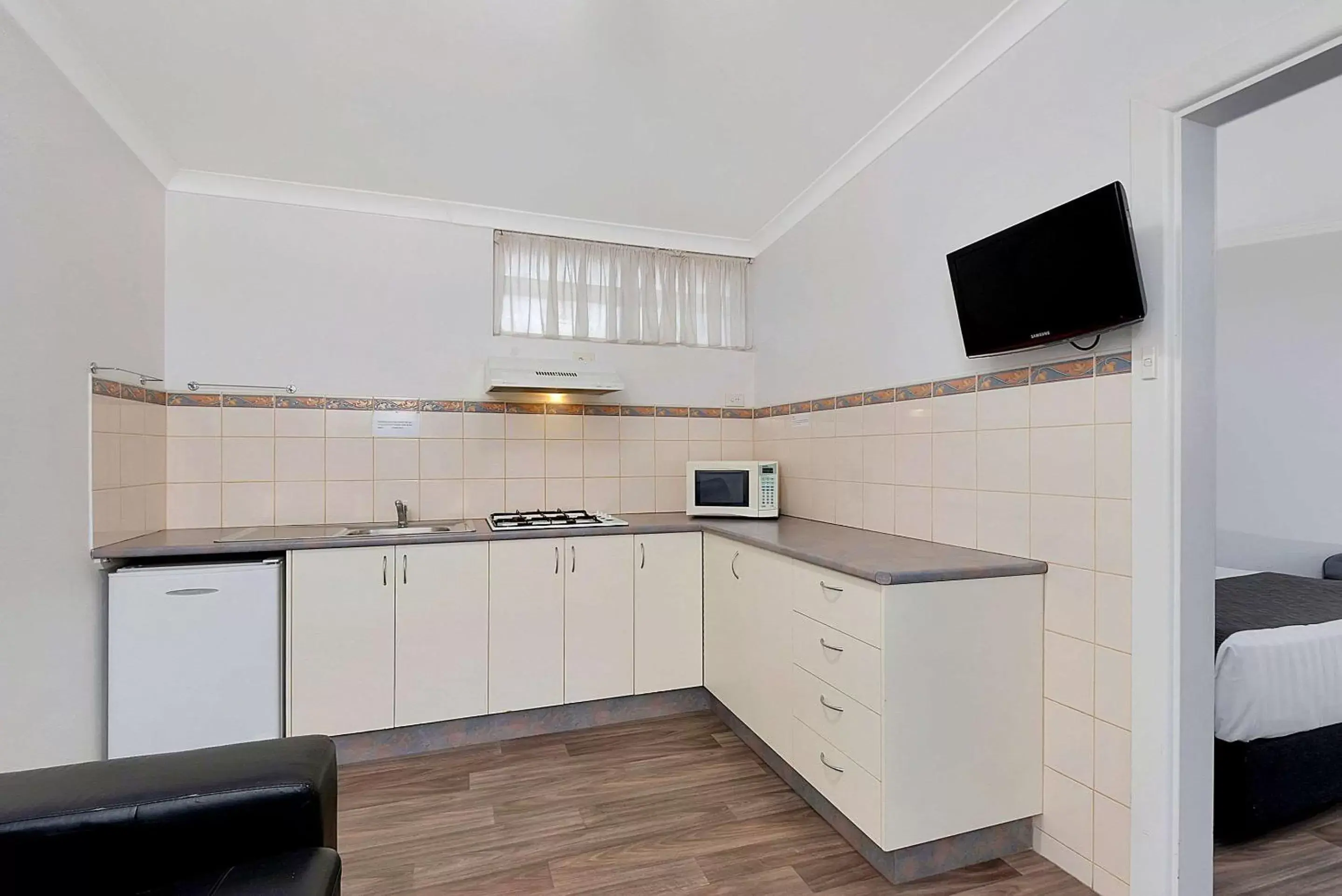 Bedroom, Kitchen/Kitchenette in Econo Lodge Mildura