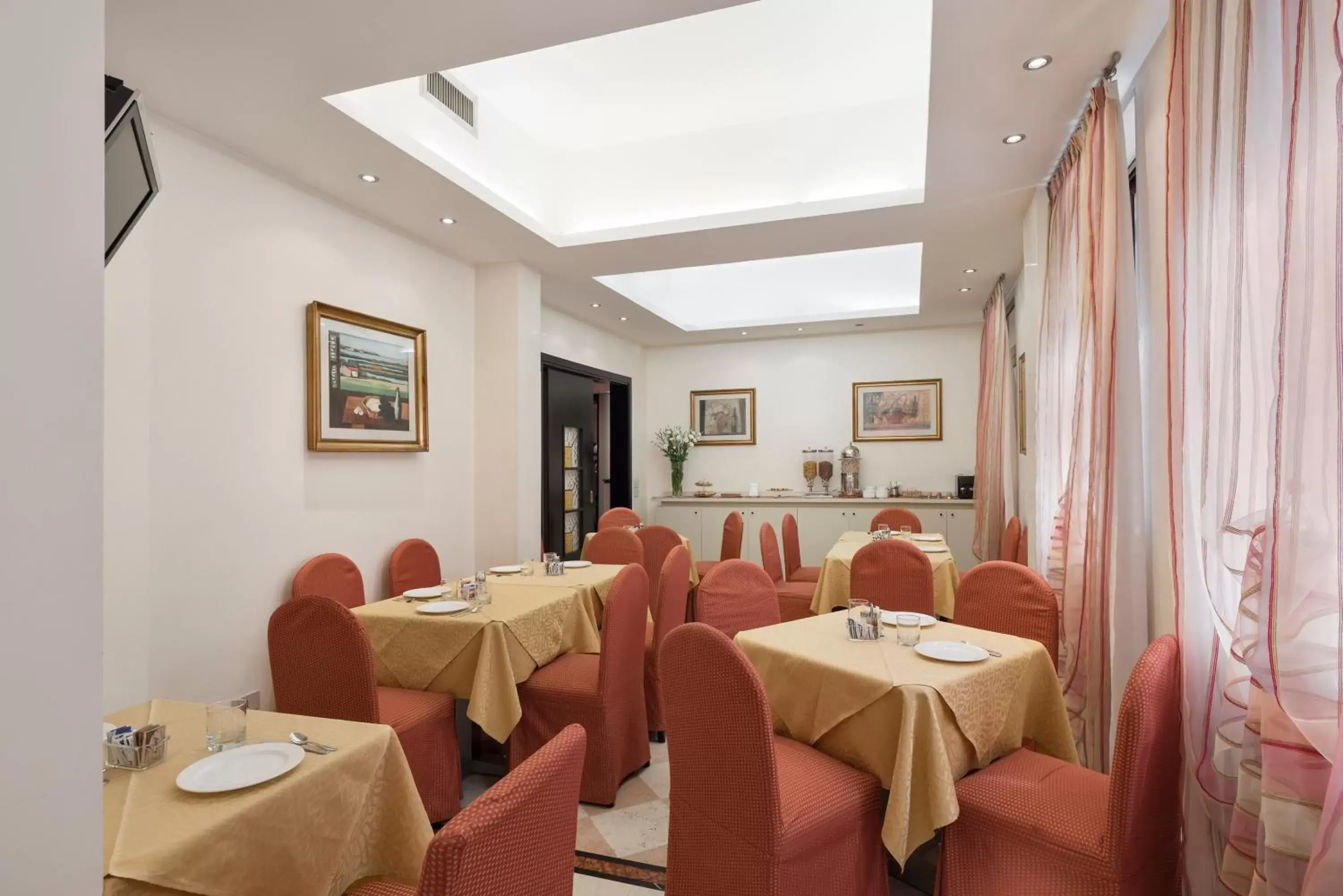 Area and facilities, Restaurant/Places to Eat in Hotel Garibaldi