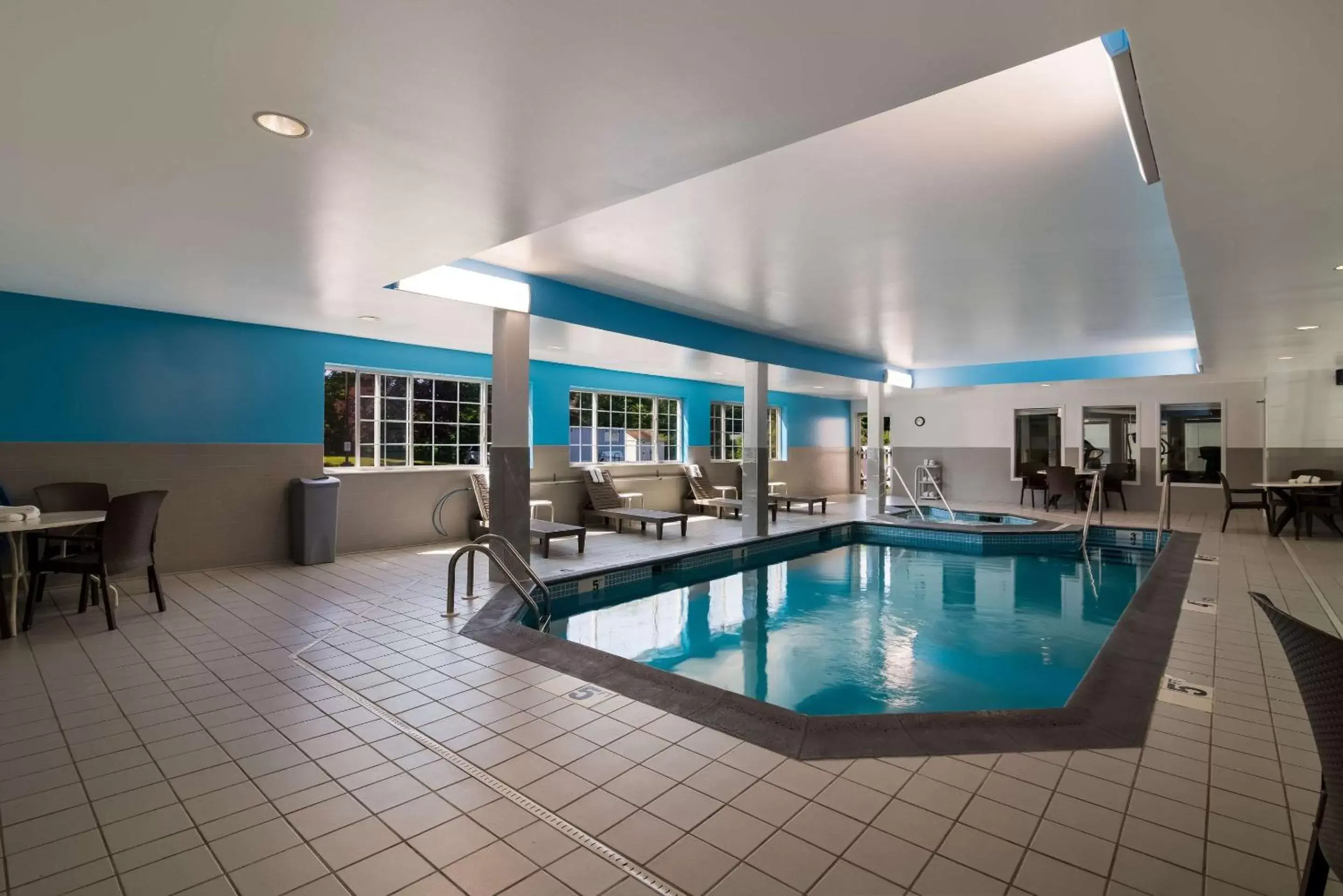 Swimming Pool in Sleep Inn Londonderry