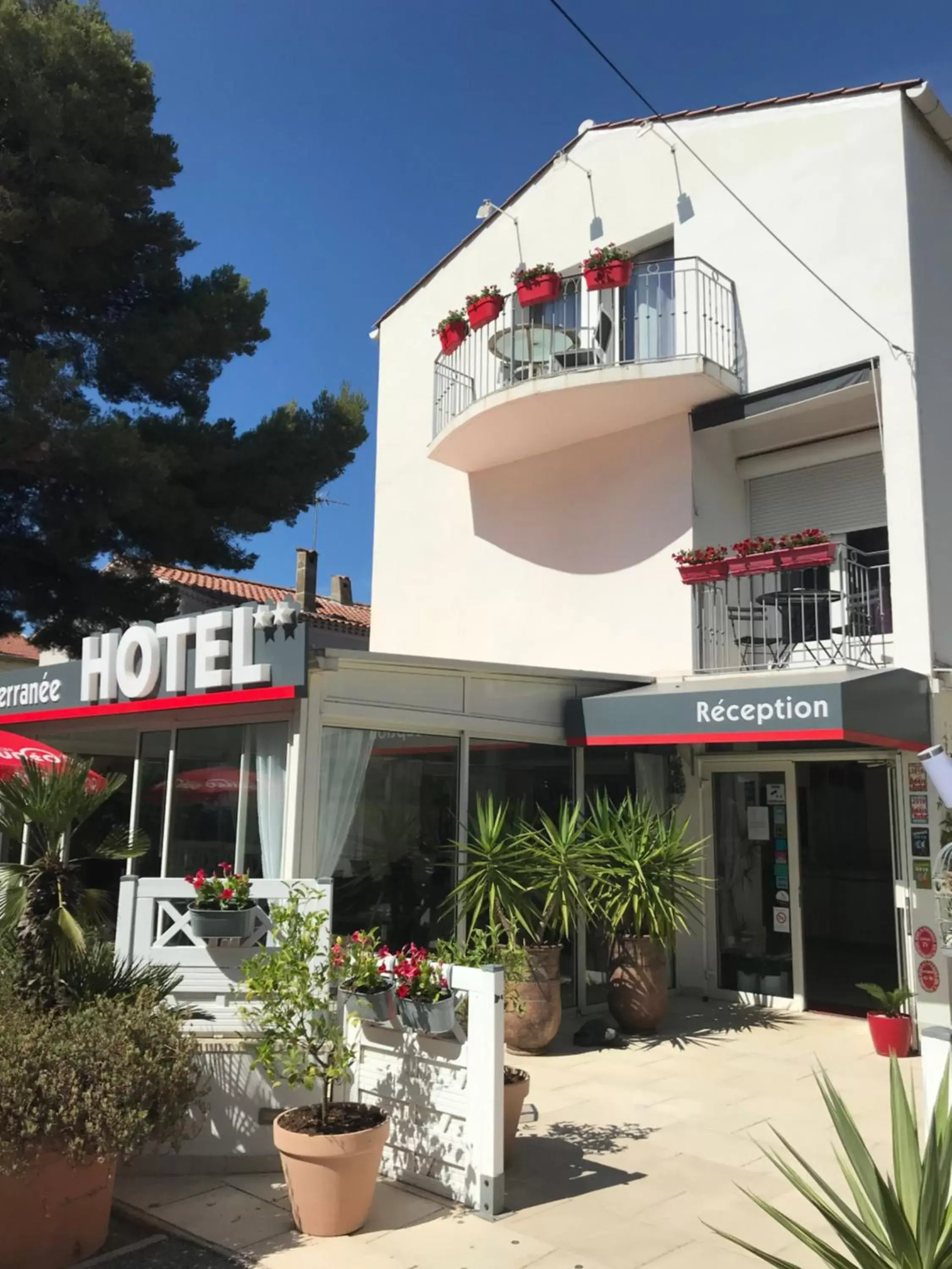 Property building in Hôtel Le Méditerranée Property building in Hôtel Le Méditerranée