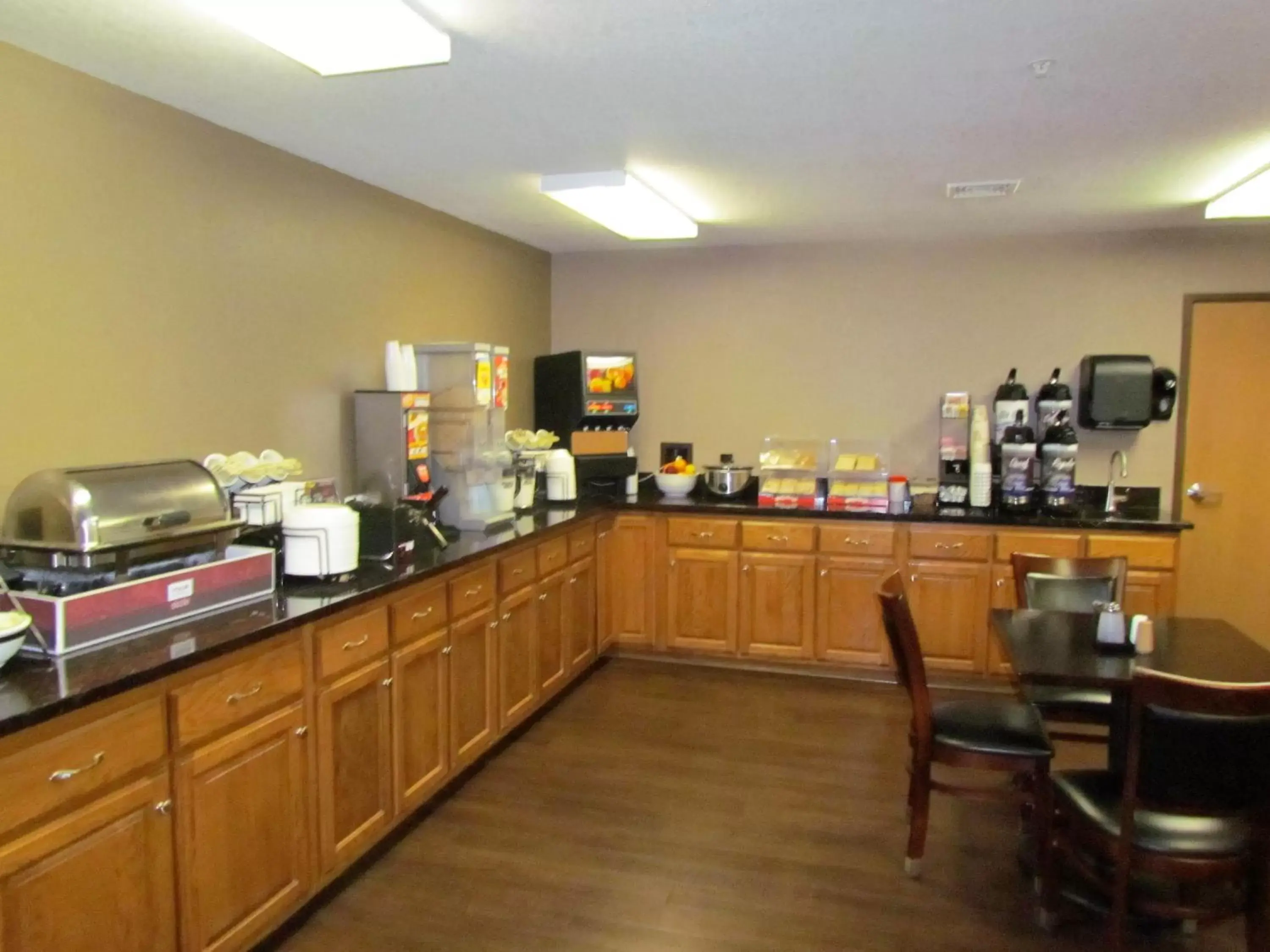 Continental breakfast, Restaurant/Places to Eat in Oak Hill Inn & Suites