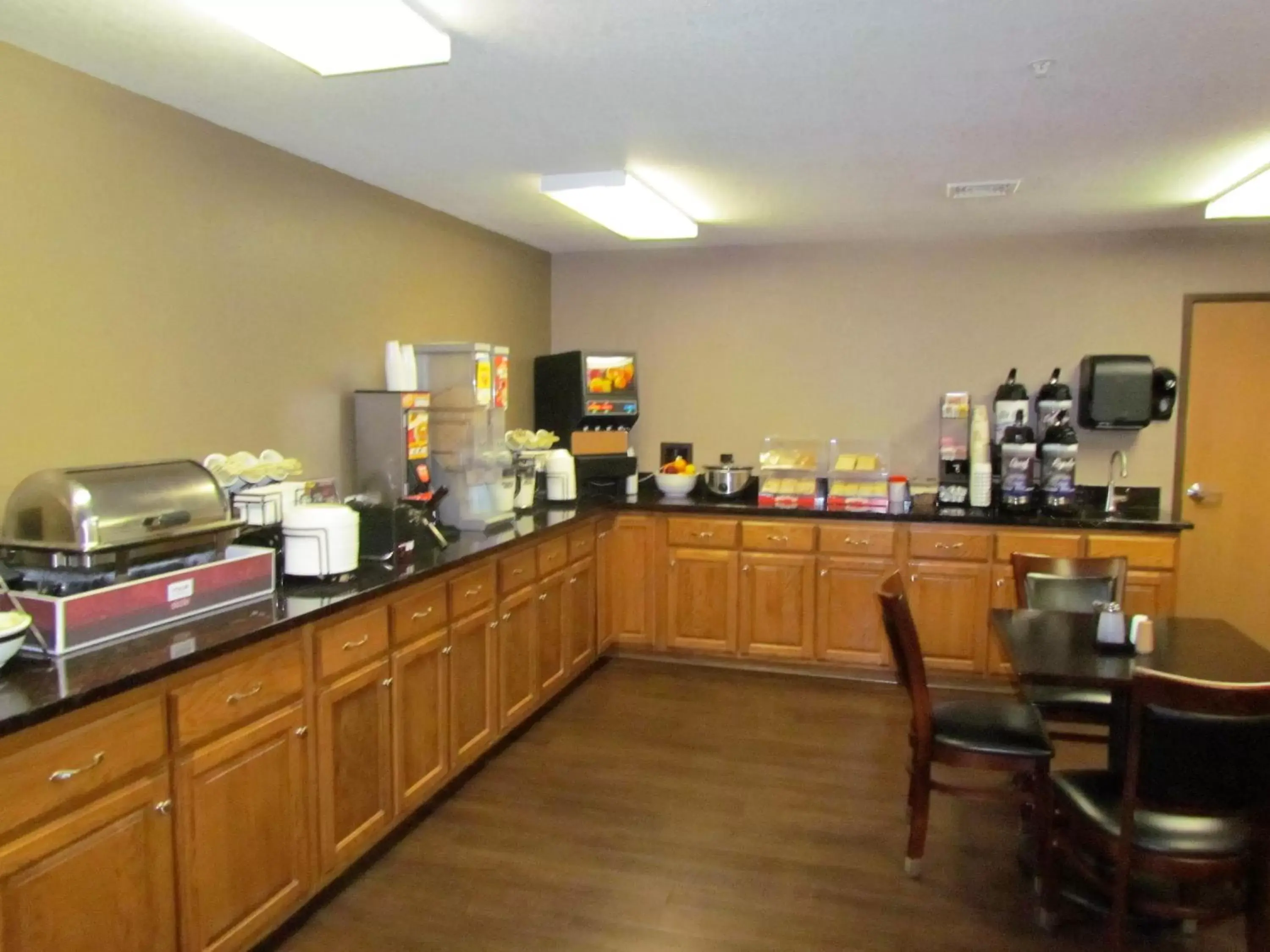 Continental breakfast in Oak Hill Inn & Suites Continental breakfast in Oak Hill Inn & Suites