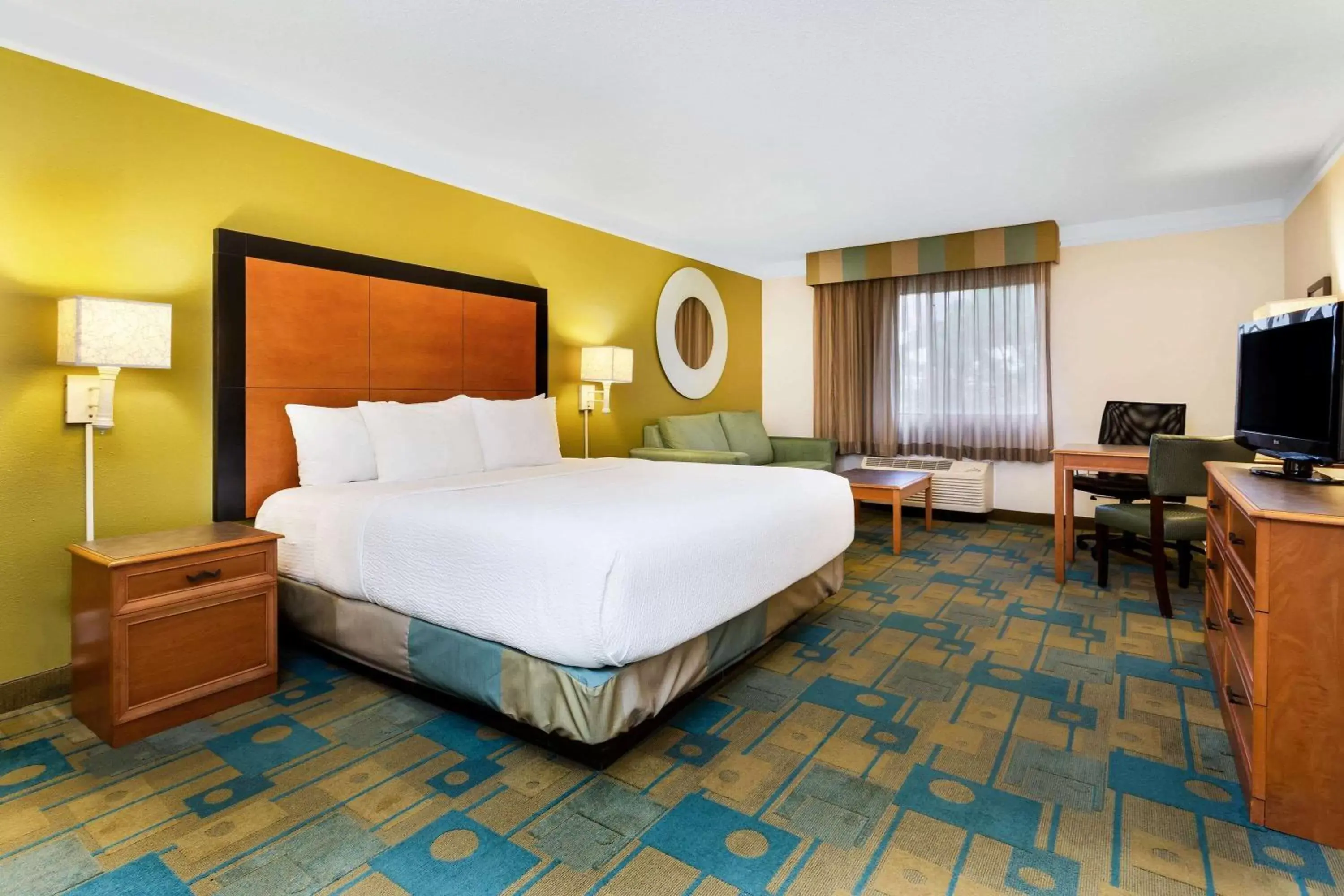 Photo of the whole room, Bed in La Quinta by Wyndham St. Pete-Clearwater Airport