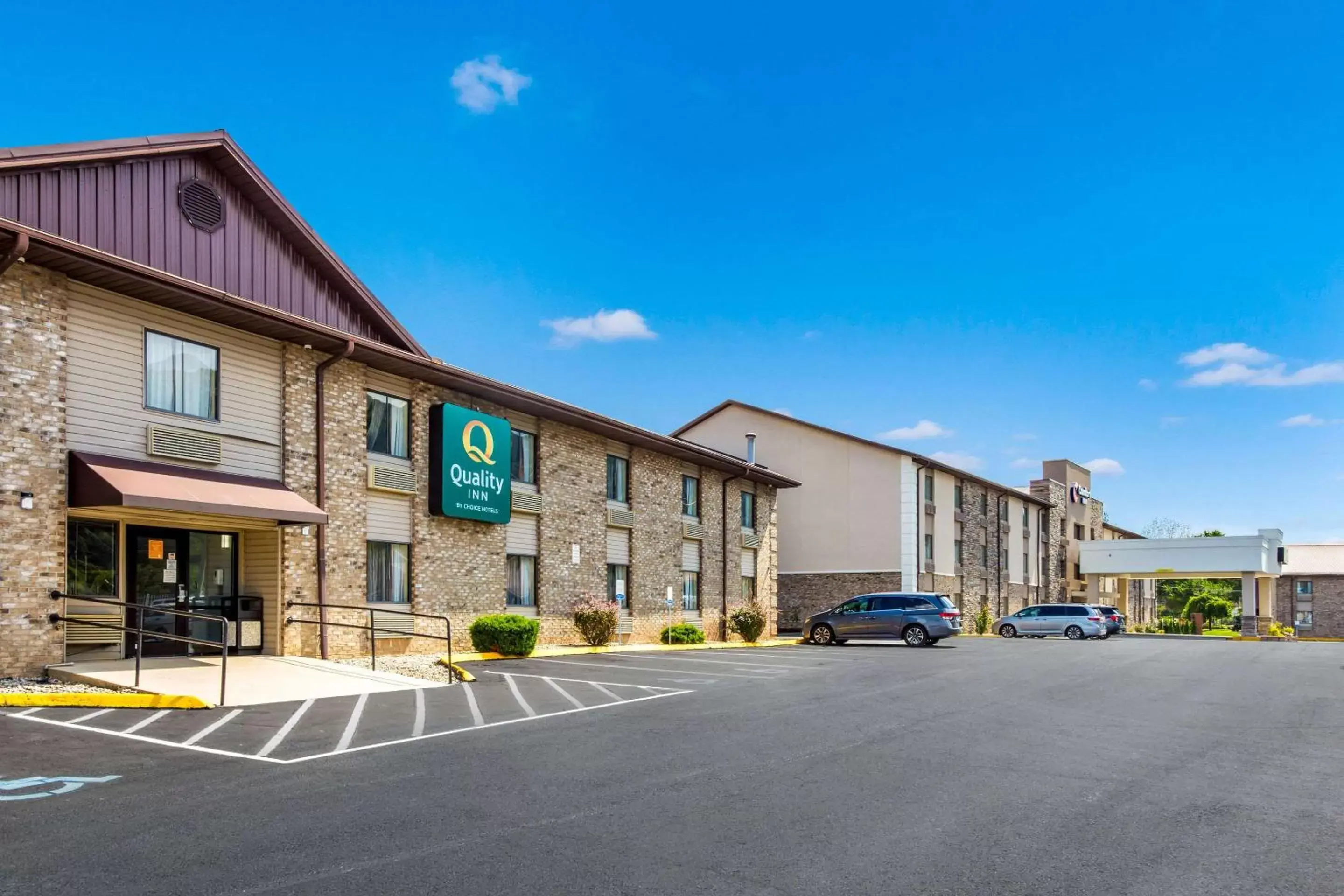 Property Building in Comfort Inn Charleston, WV