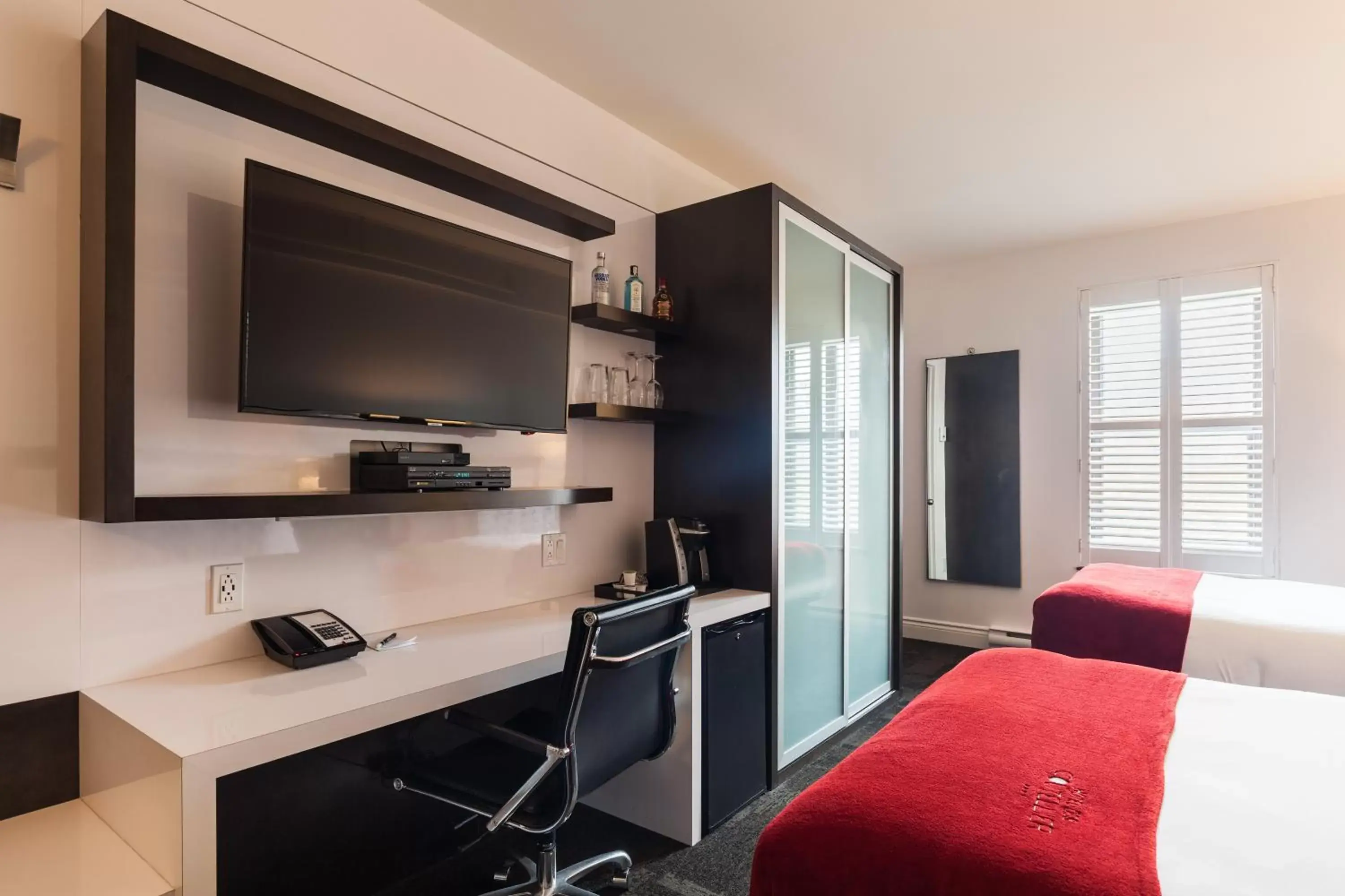 Bedroom, TV/Entertainment Center in Hôtel des Coutellier