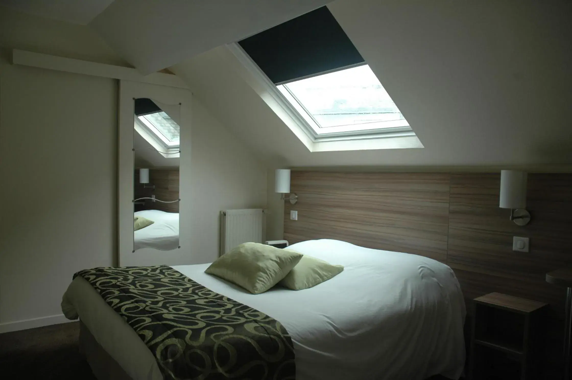 Bedroom, Bed in Logis Hotel Le Chêne Vert