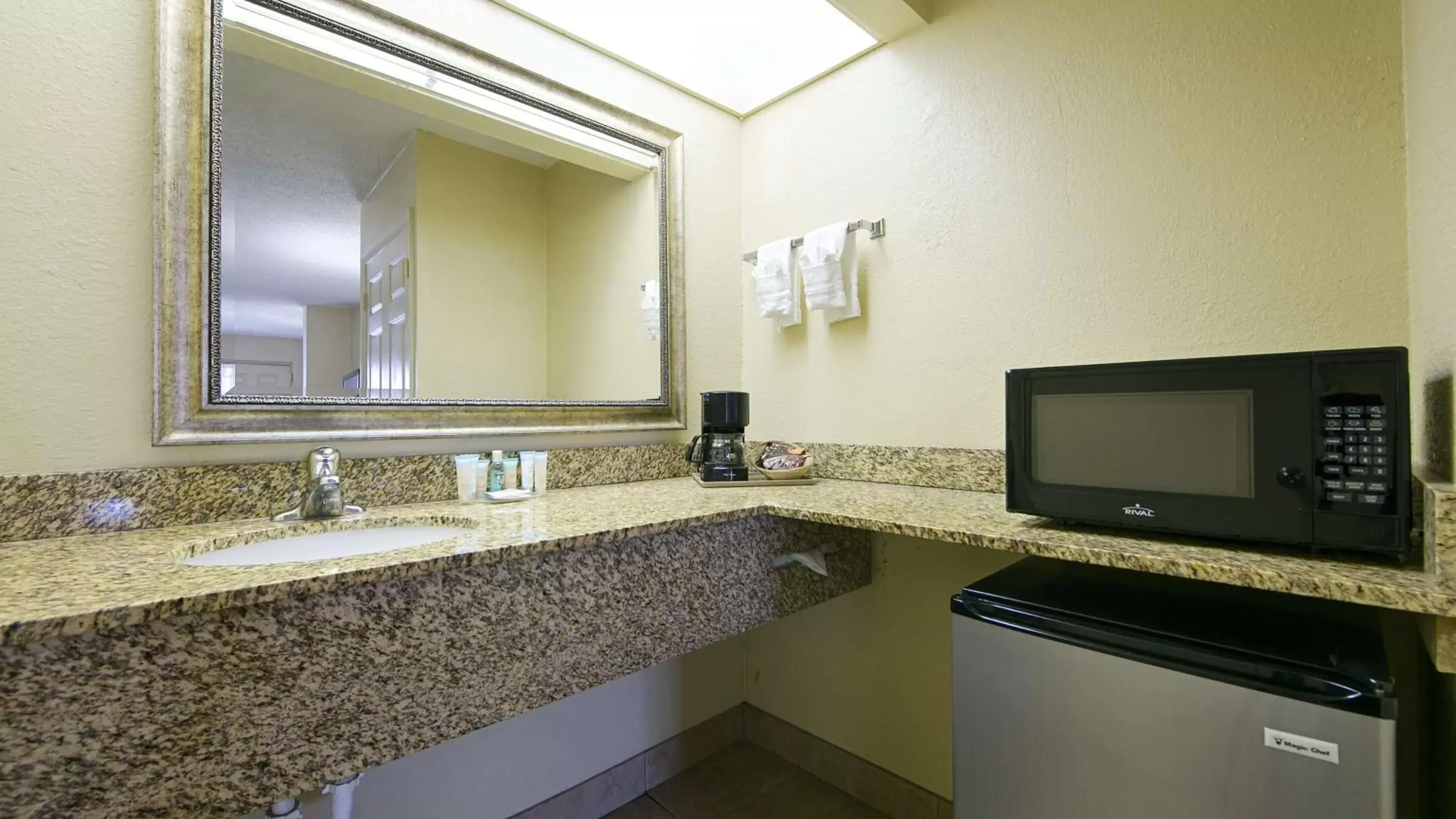 Photo of the whole room, Bathroom in Best Western Orlando East Inn & Suites