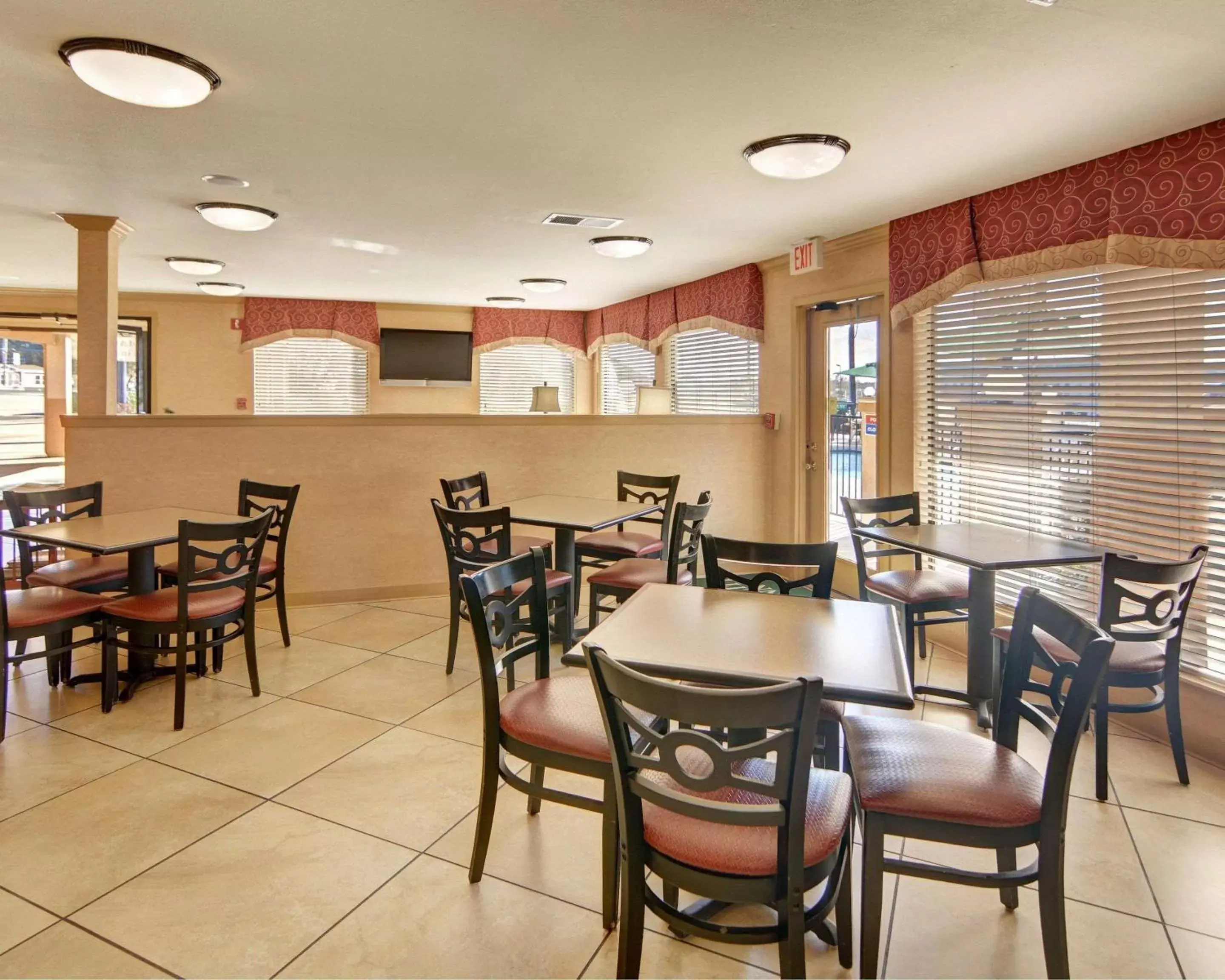 Restaurant/Places to Eat in Quality Inn Marshall