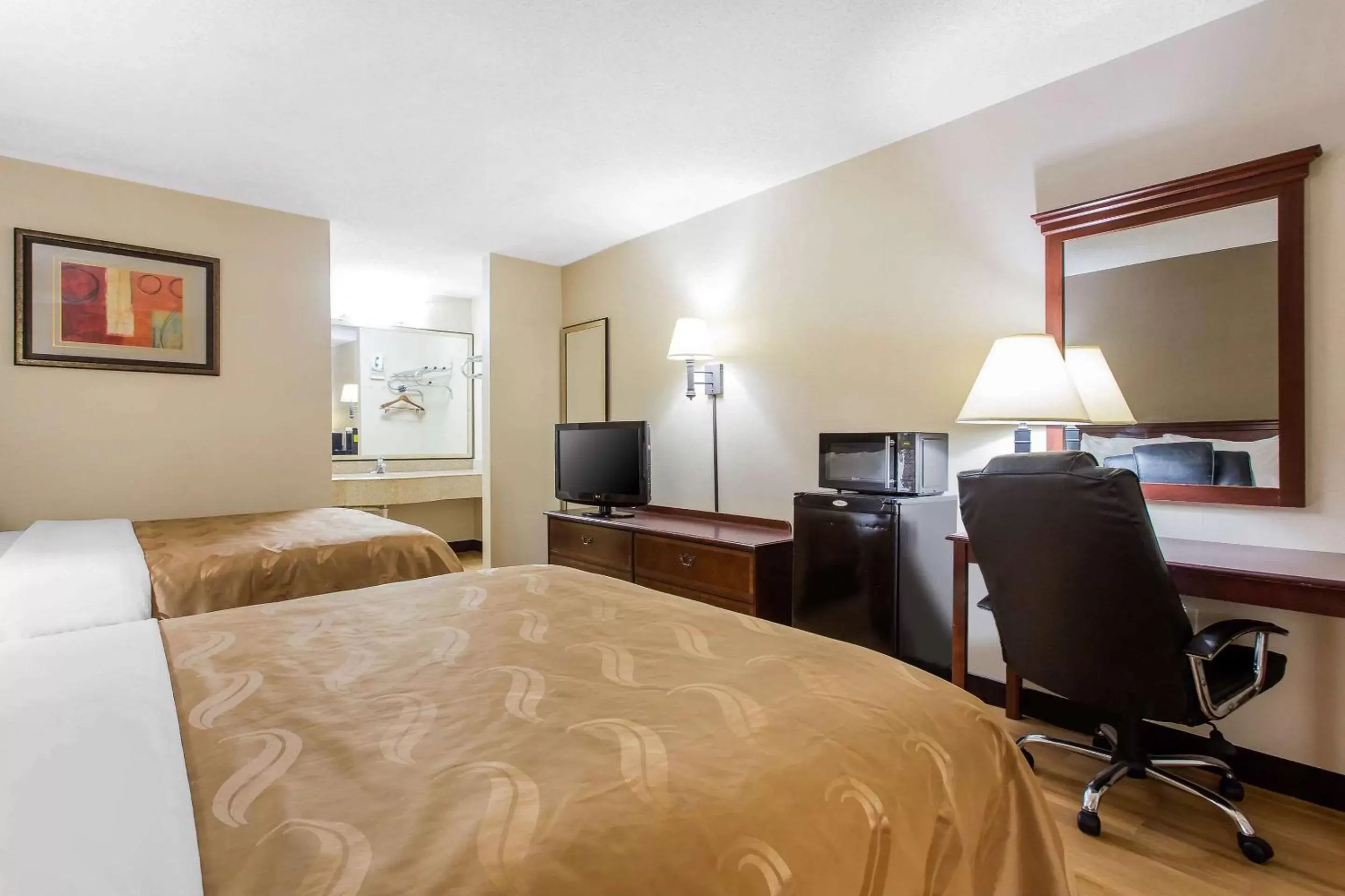 Photo of the whole room, Bed in Quality Inn Mount Airy Mayberry