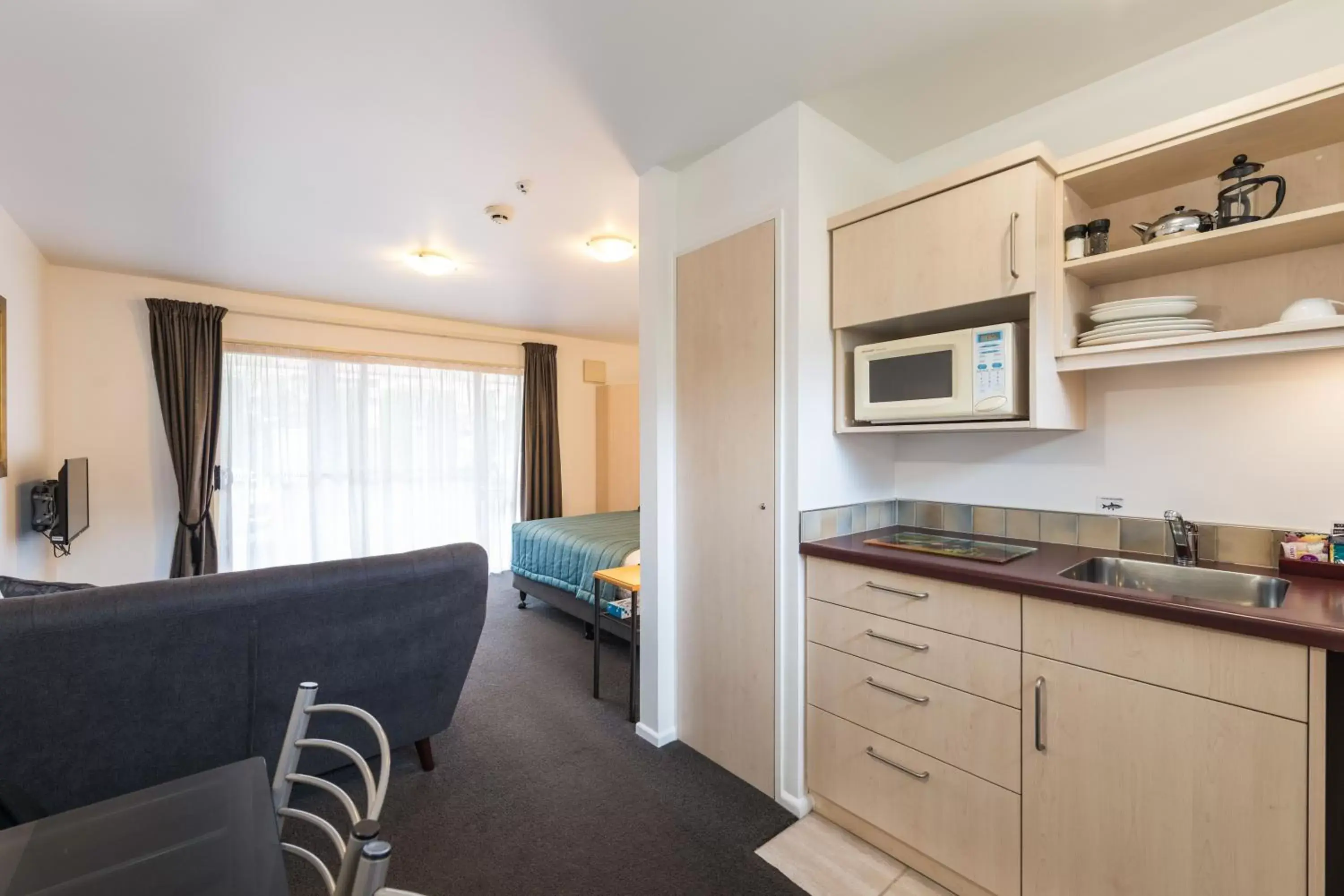 TV and multimedia, Kitchen/Kitchenette in Roma On Riccarton Motel