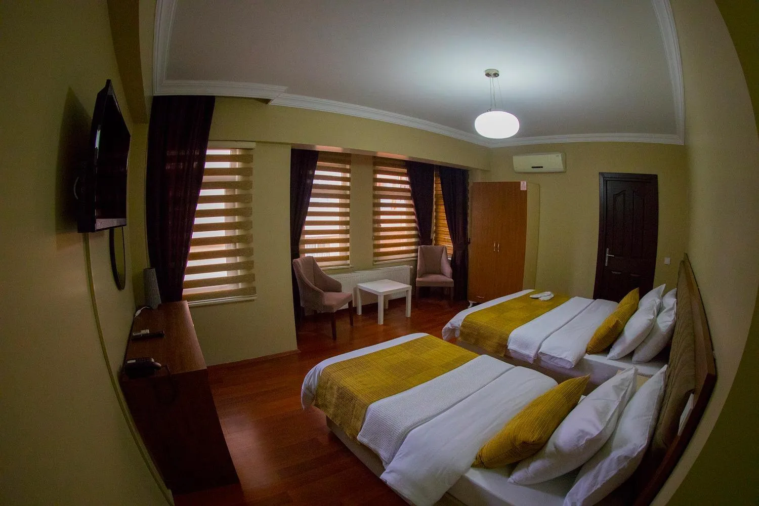 Photo of the whole room, Bed in Ramparts Hotel