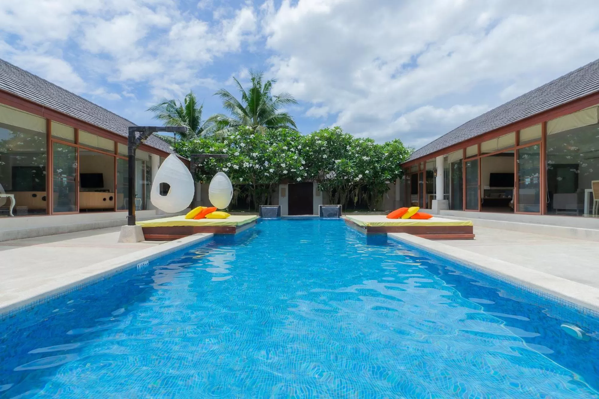 Swimming pool in Dhevan Dara Resort & Spa Hua Hin - Pool Villa