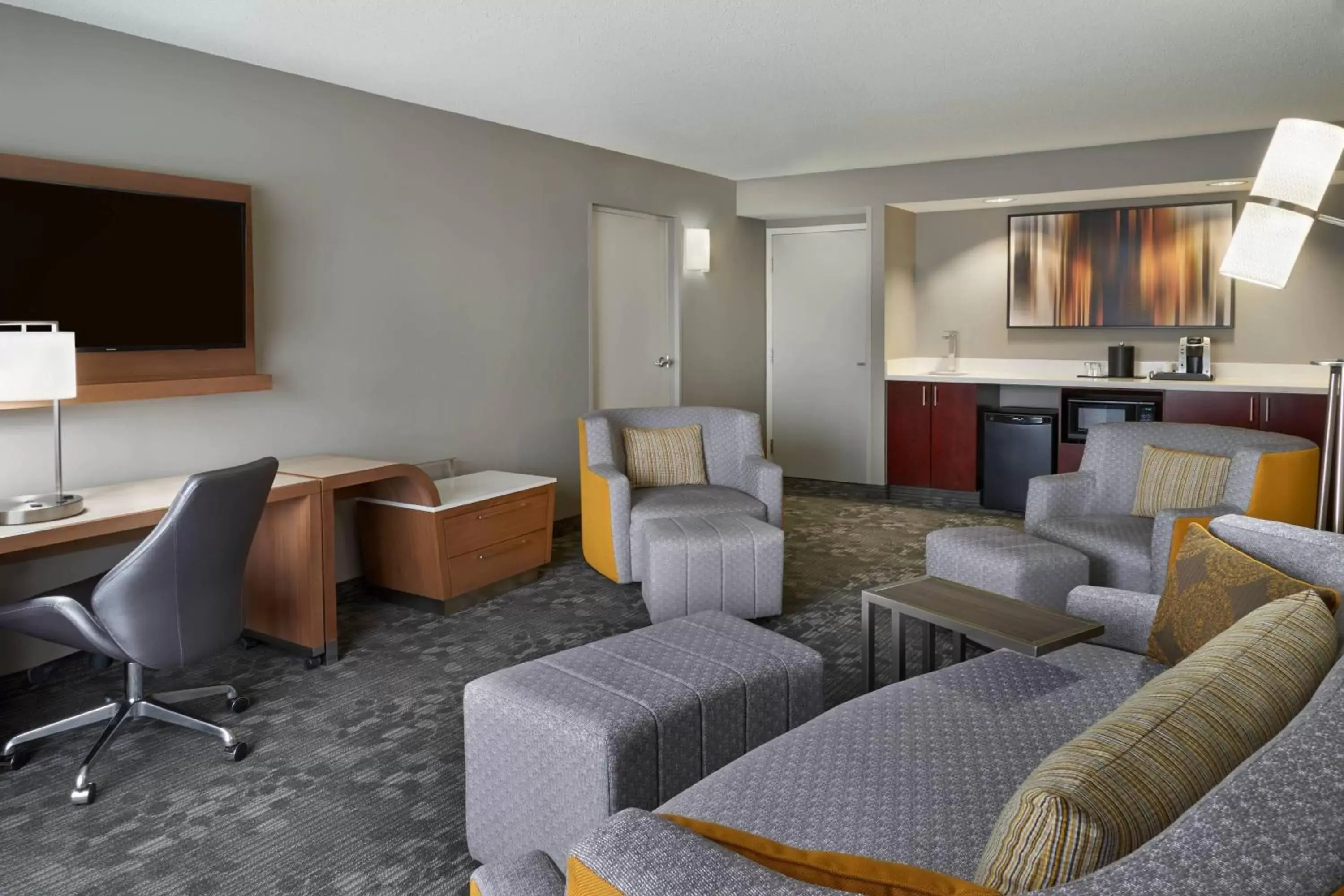 Bedroom, Seating Area in Courtyard by Marriott Toronto Airport