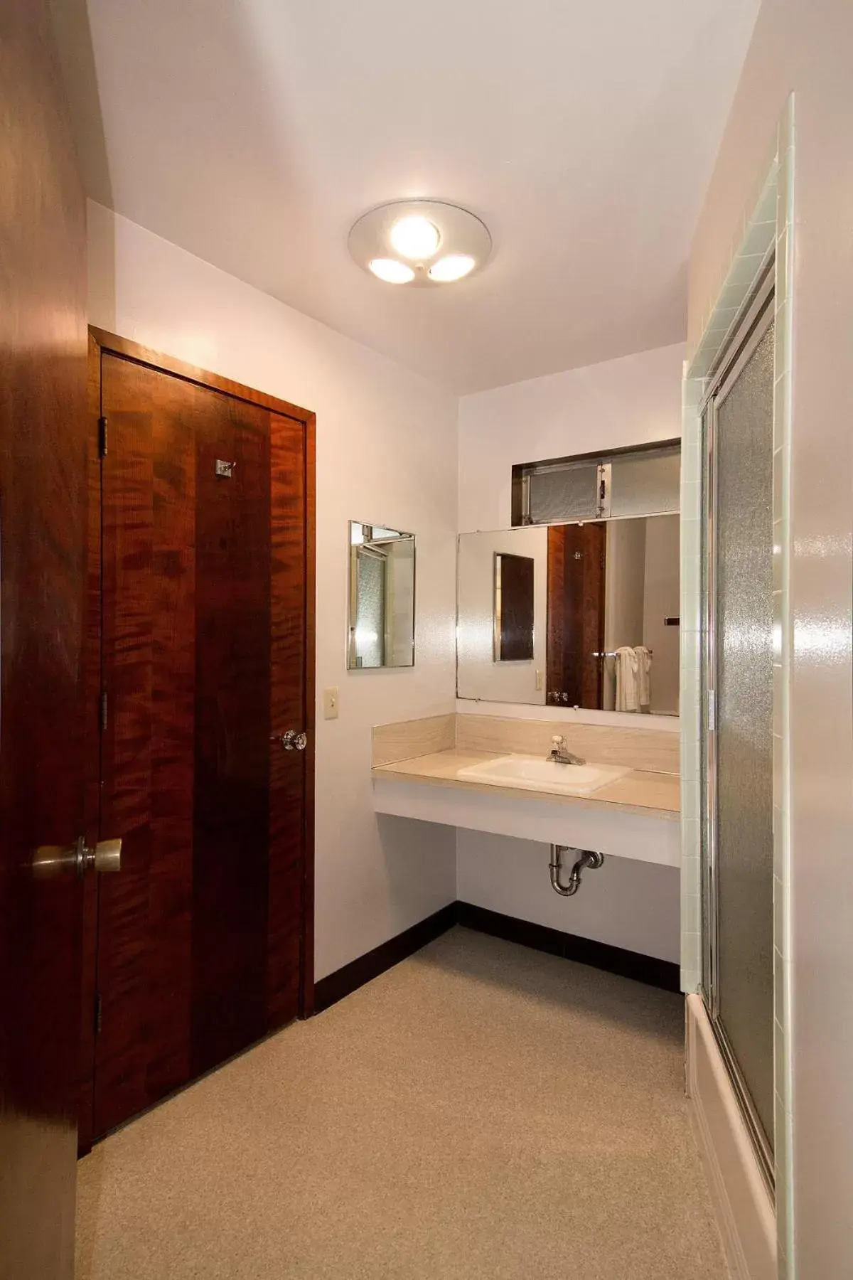 Bathroom in Curly Redwood Lodge