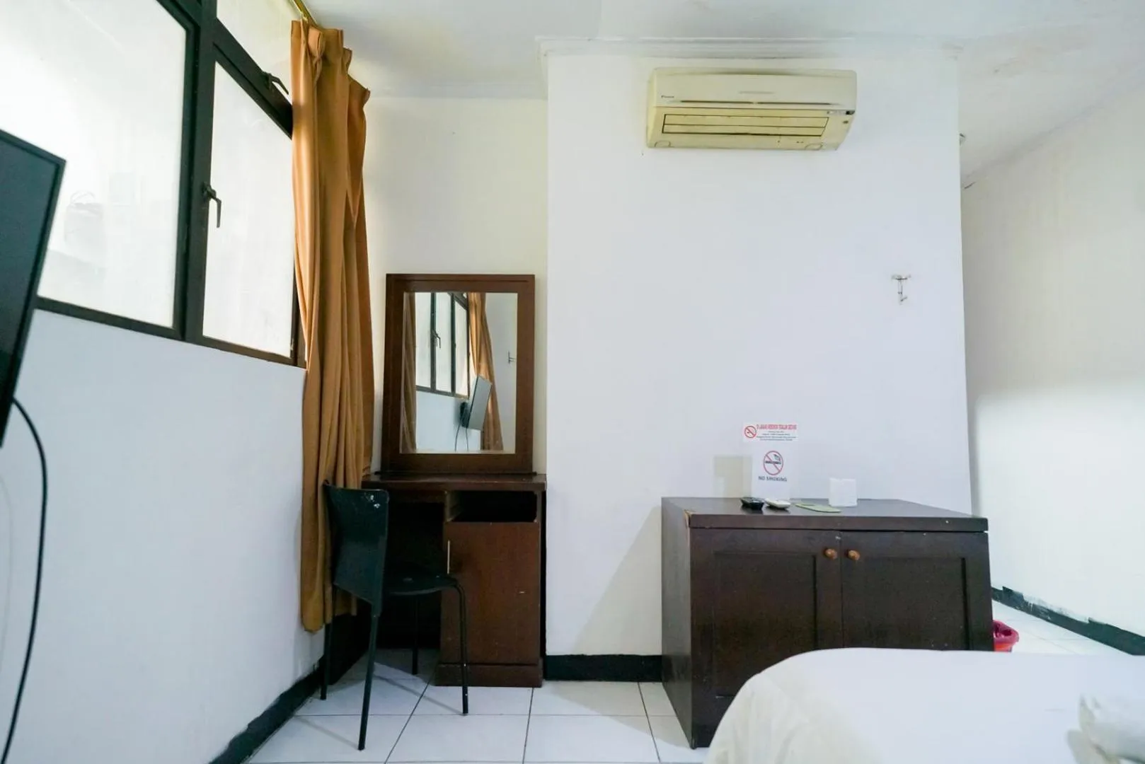 Bedroom, Bed in Urbanview Hotel Bes Mangga Besar by RedDoorz