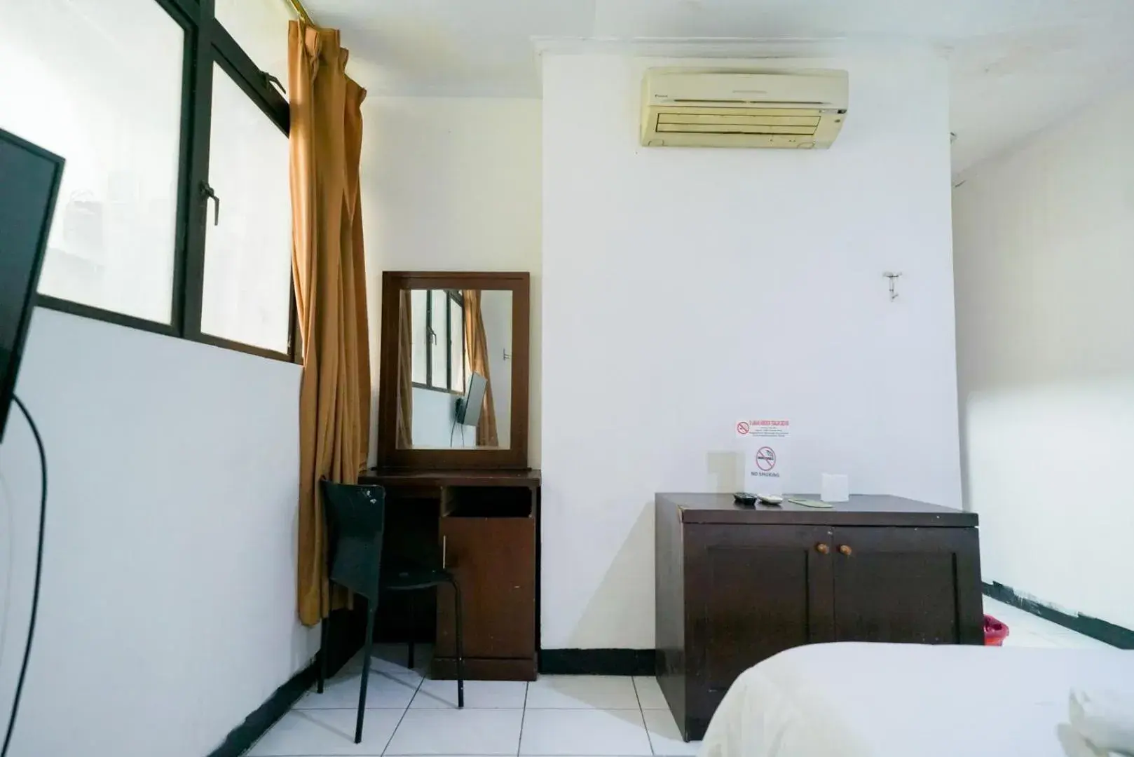 Bedroom, Bed in Urbanview Hotel Bes Mangga Besar