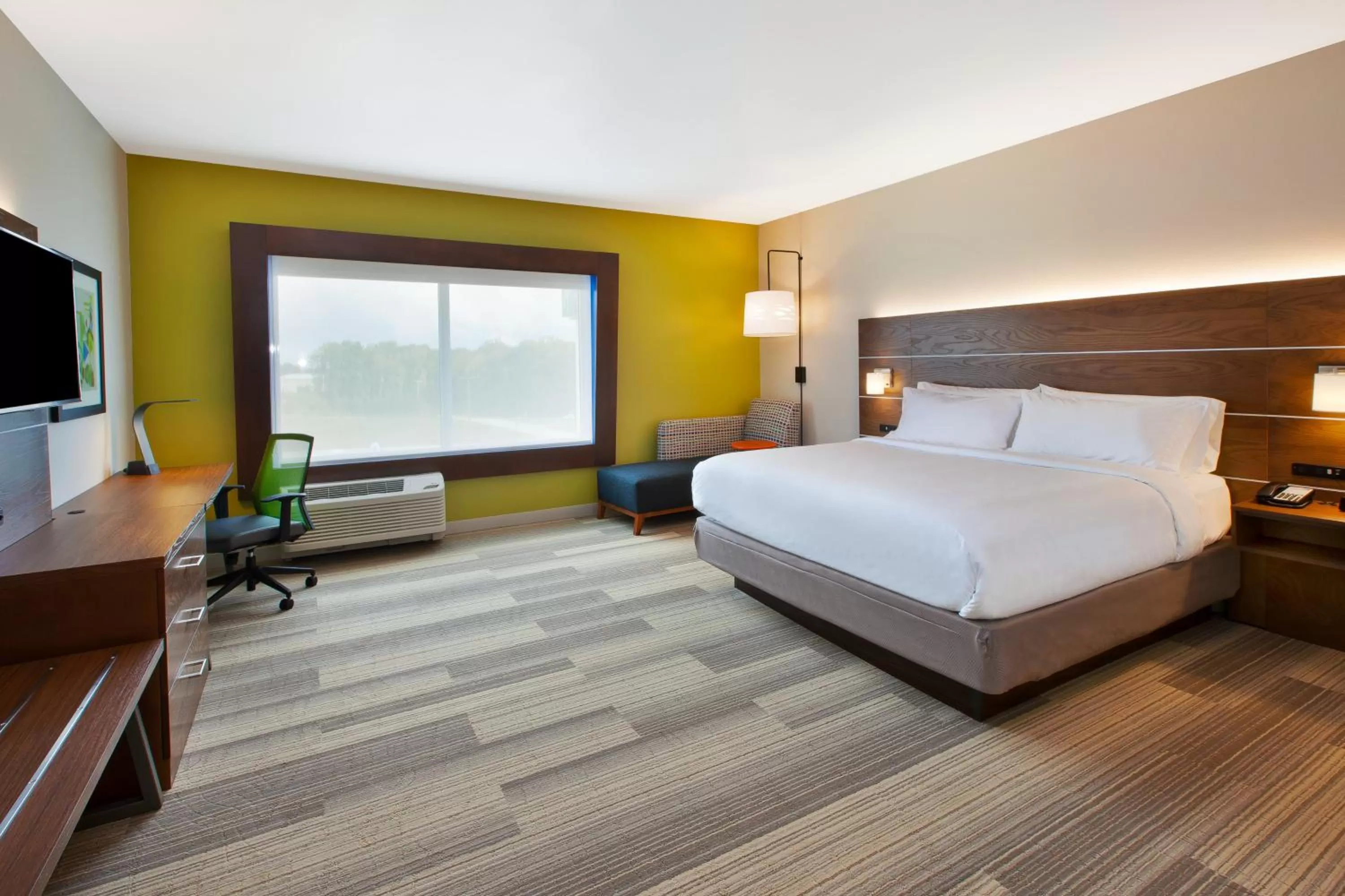 Photo of the whole room, Bed in Holiday Inn Express and Suites South Hill by IHG