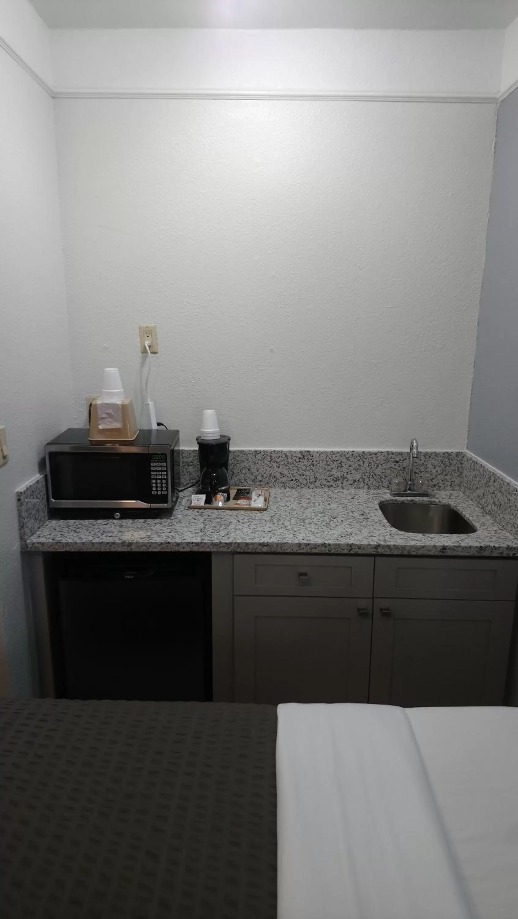 Coffee/tea facilities in Days Inn & Suites by Wyndham Webster NASA-ClearLake-Houston