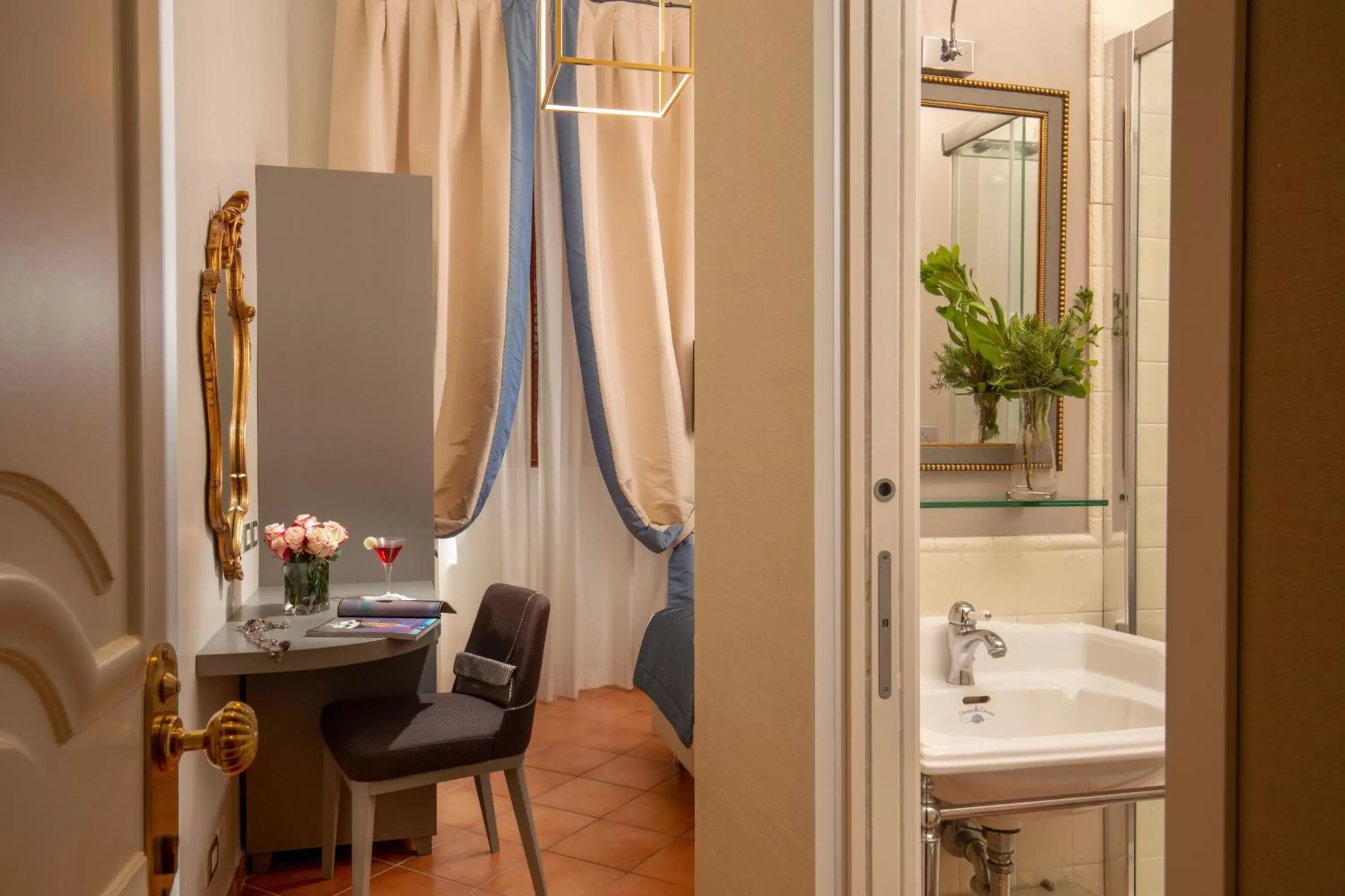 Bedroom, Bathroom in Hotel Mozart