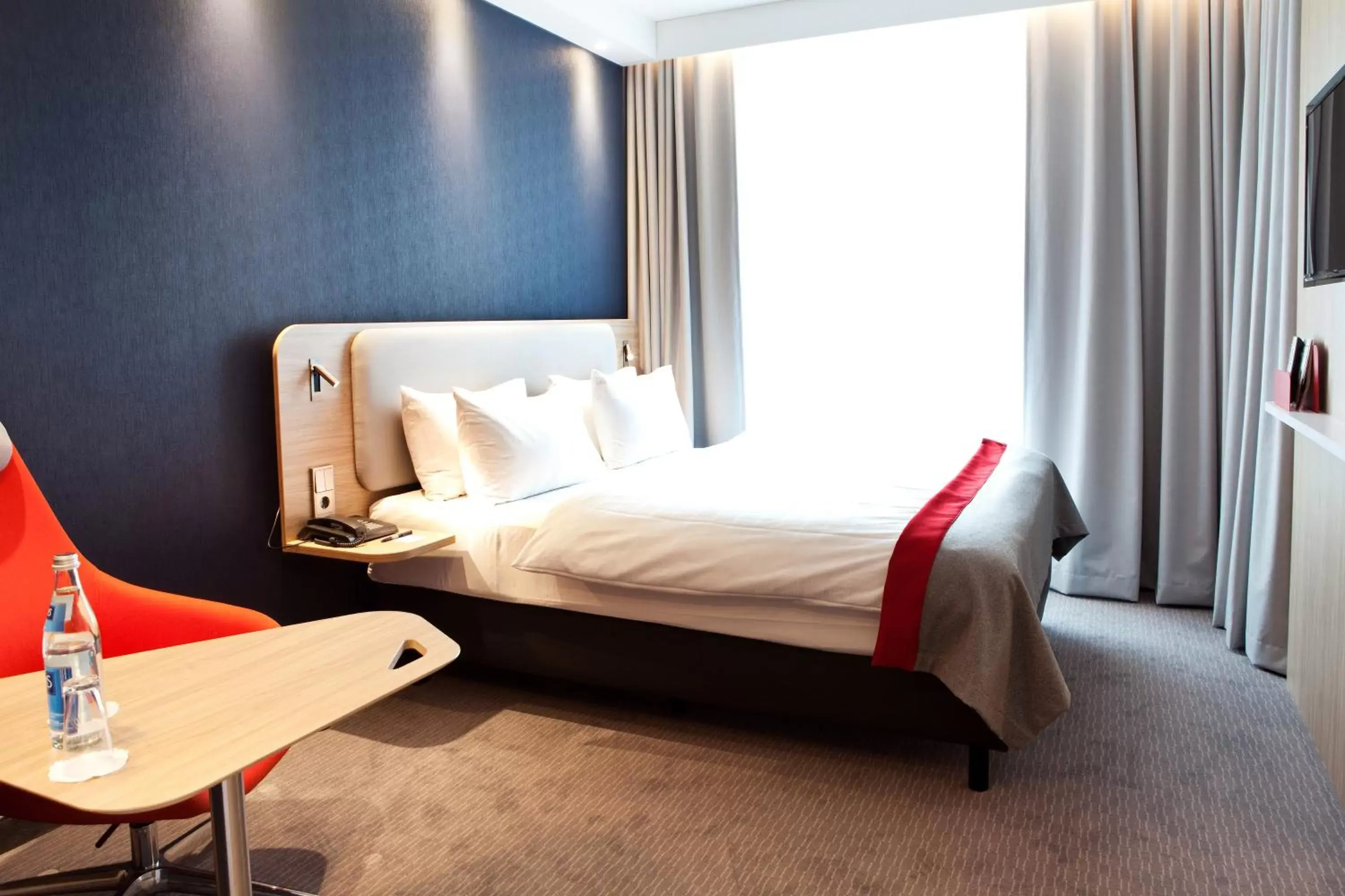 Bedroom, Bed in Holiday Inn Express Oberhausen, an IHG Hotel