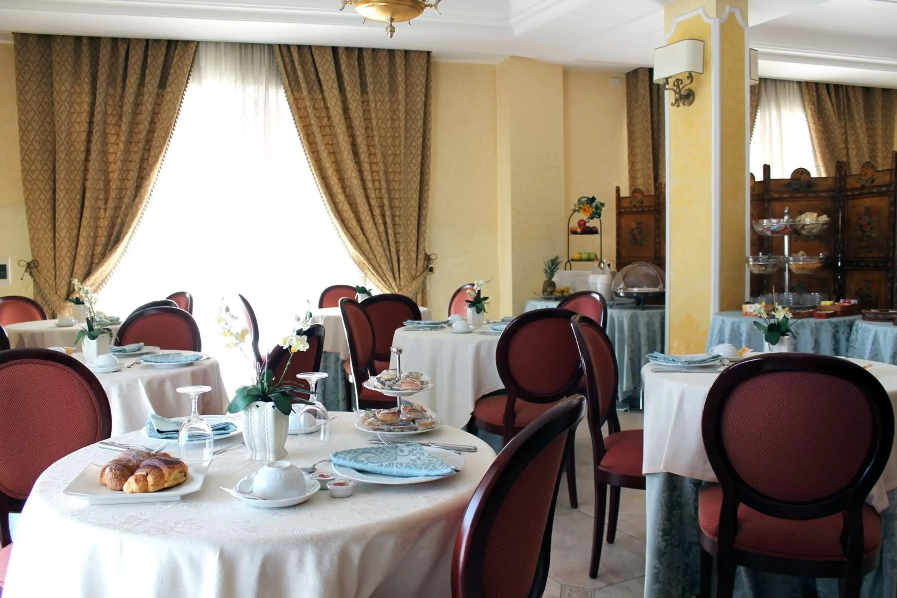 Breakfast, Restaurant/Places to Eat in D'Angelo Palace Hotel