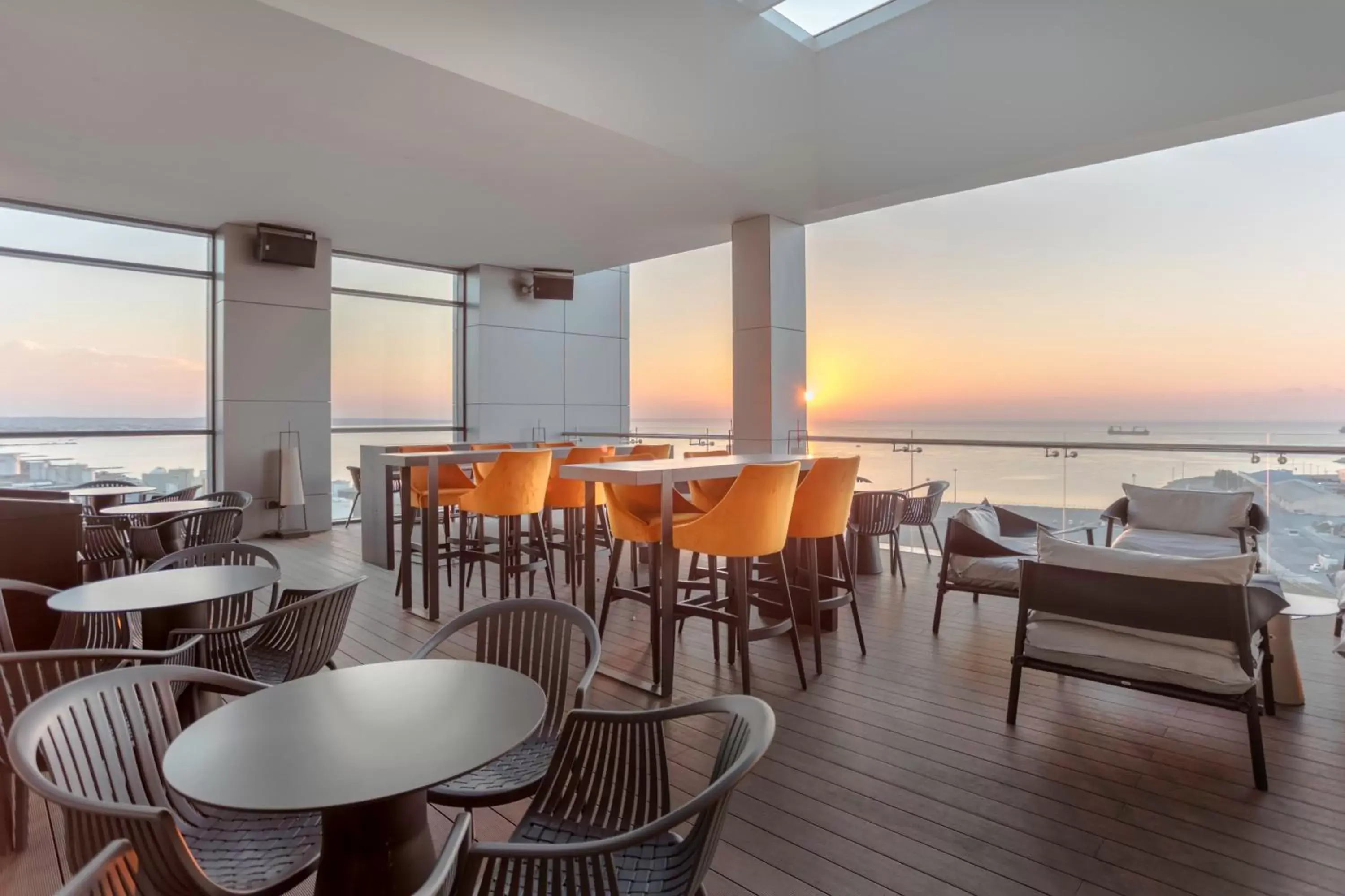 Lounge or bar, Restaurant/Places to Eat in Radisson Blu Hotel, Larnaca