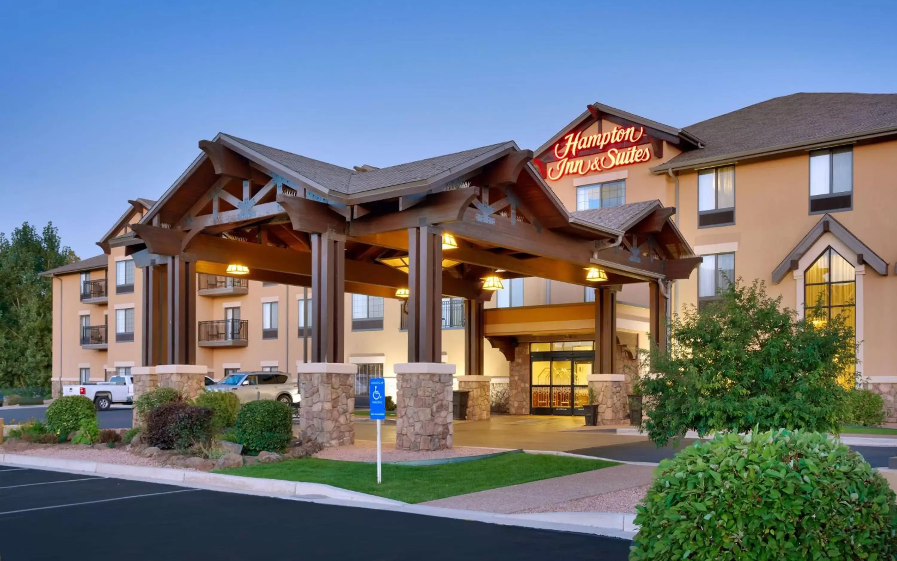 Property Building in Hampton Inn & Suites Show Low-Pinetop