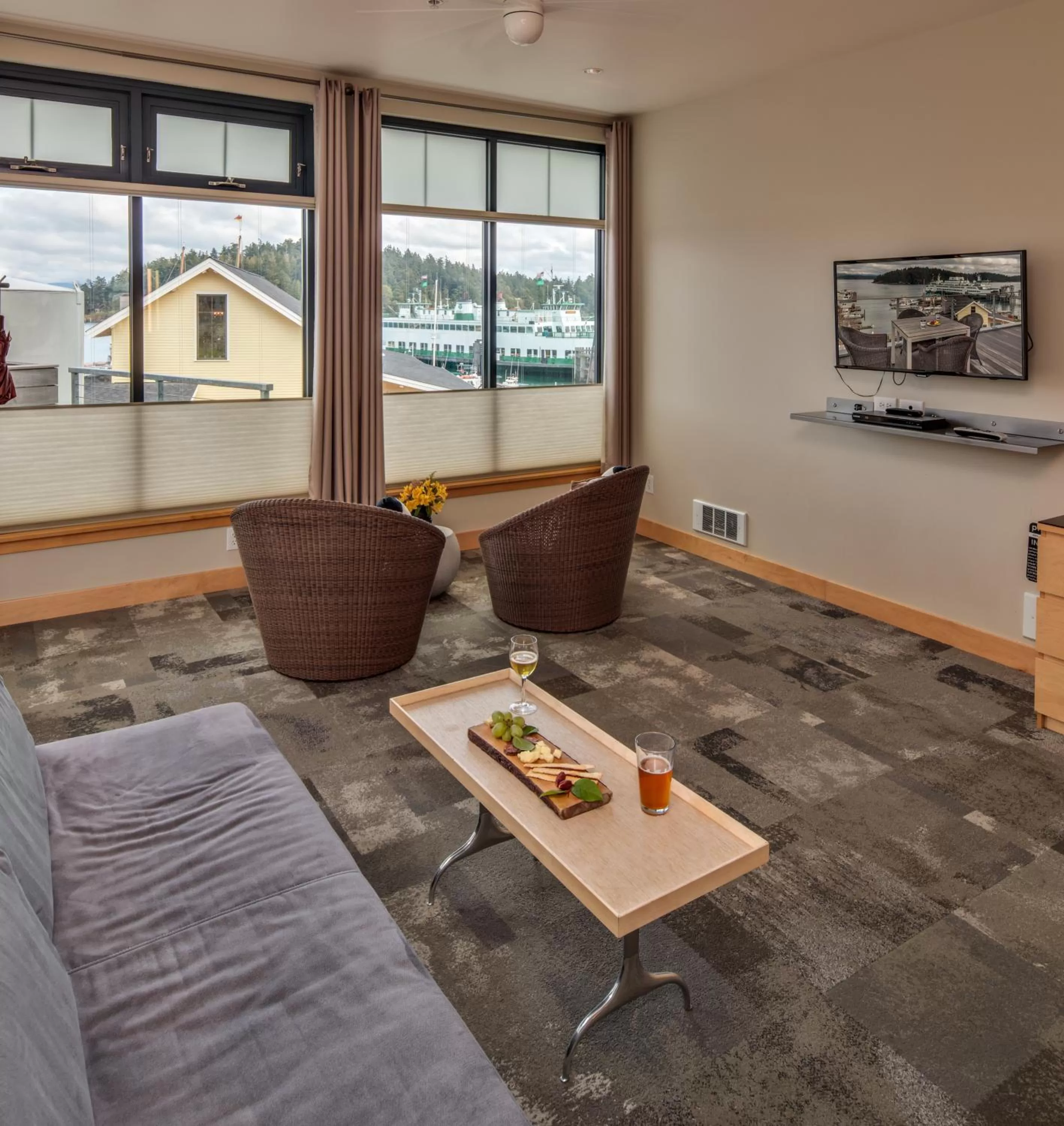 TV and multimedia, Seating Area in Island Inn at 123 West