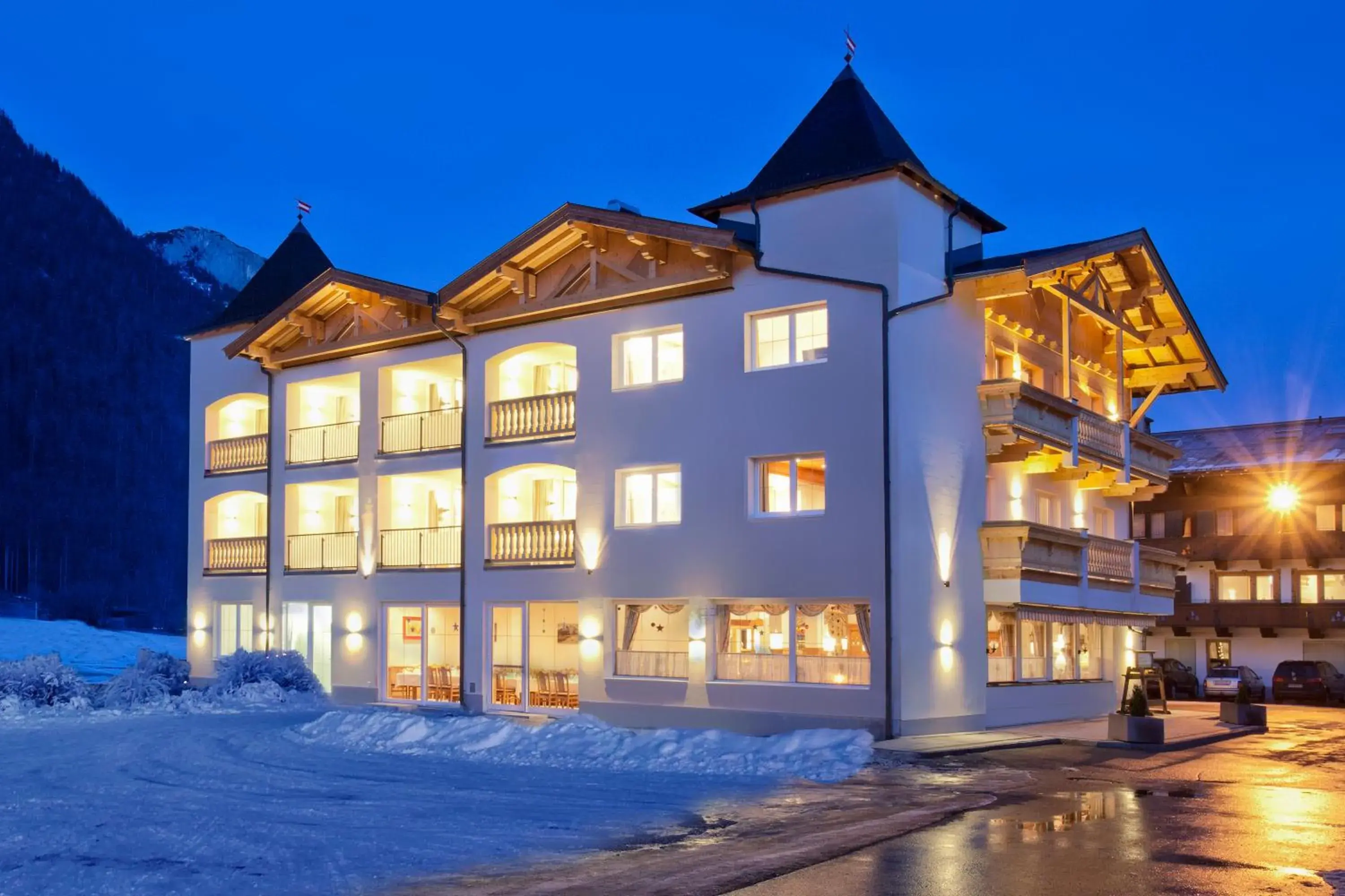 Facade/entrance, Winter in Hotel Heigenhauser Superior