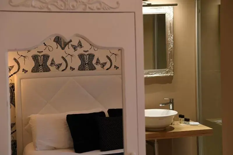 Bed, Bathroom in Lainez Rooms & Suites
