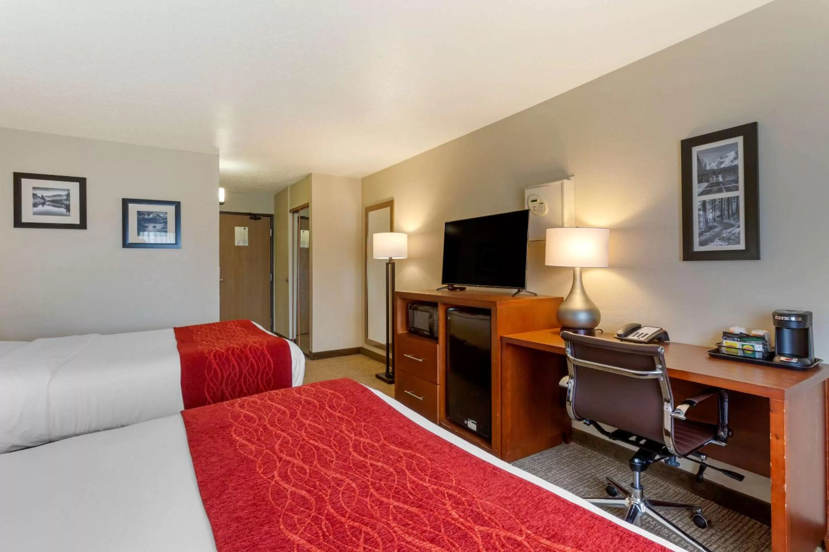 Photo of the whole room, Bed in Comfort Inn Medford South