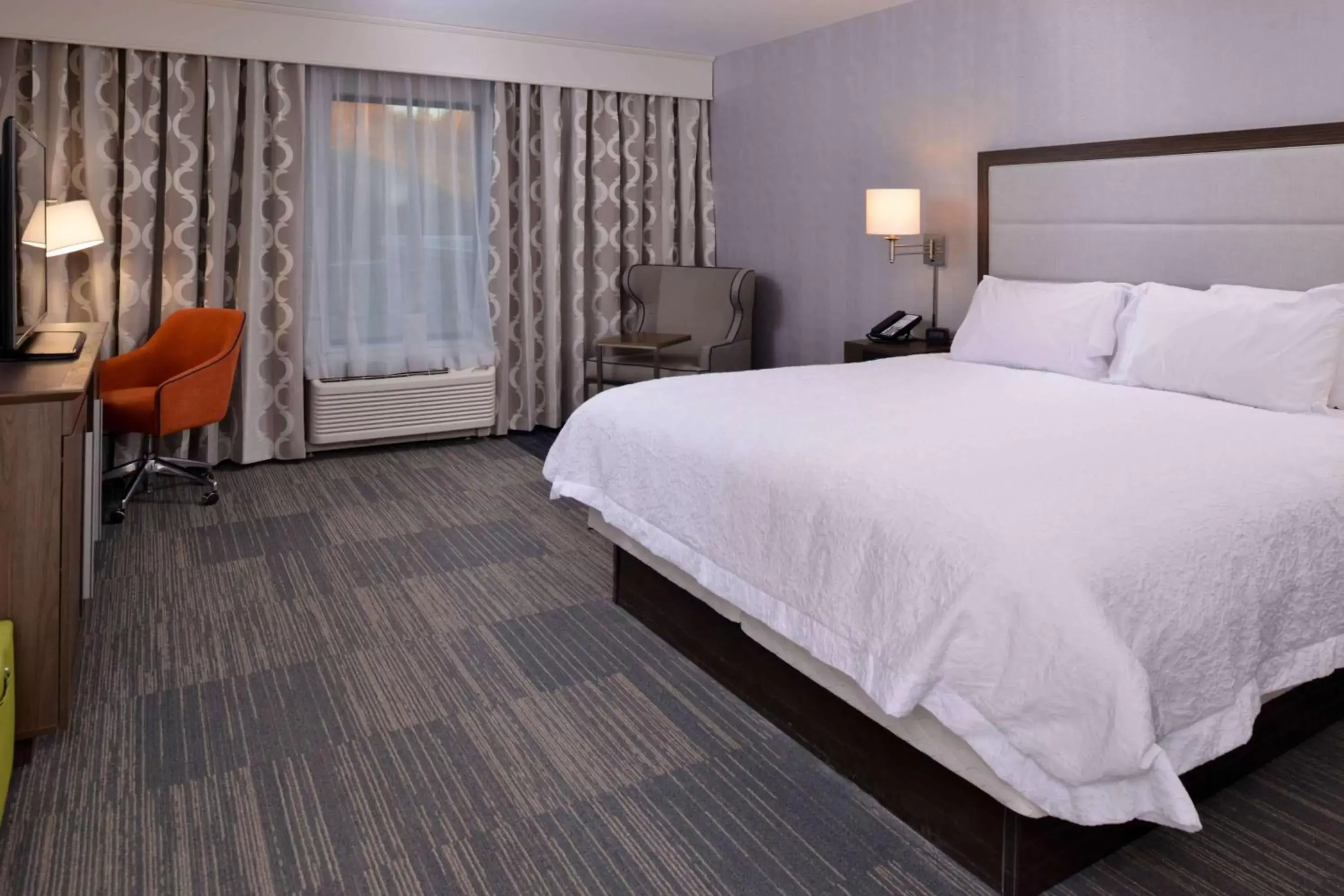 Bed in Hampton Inn & Suites Albany-East Greenbush, NY