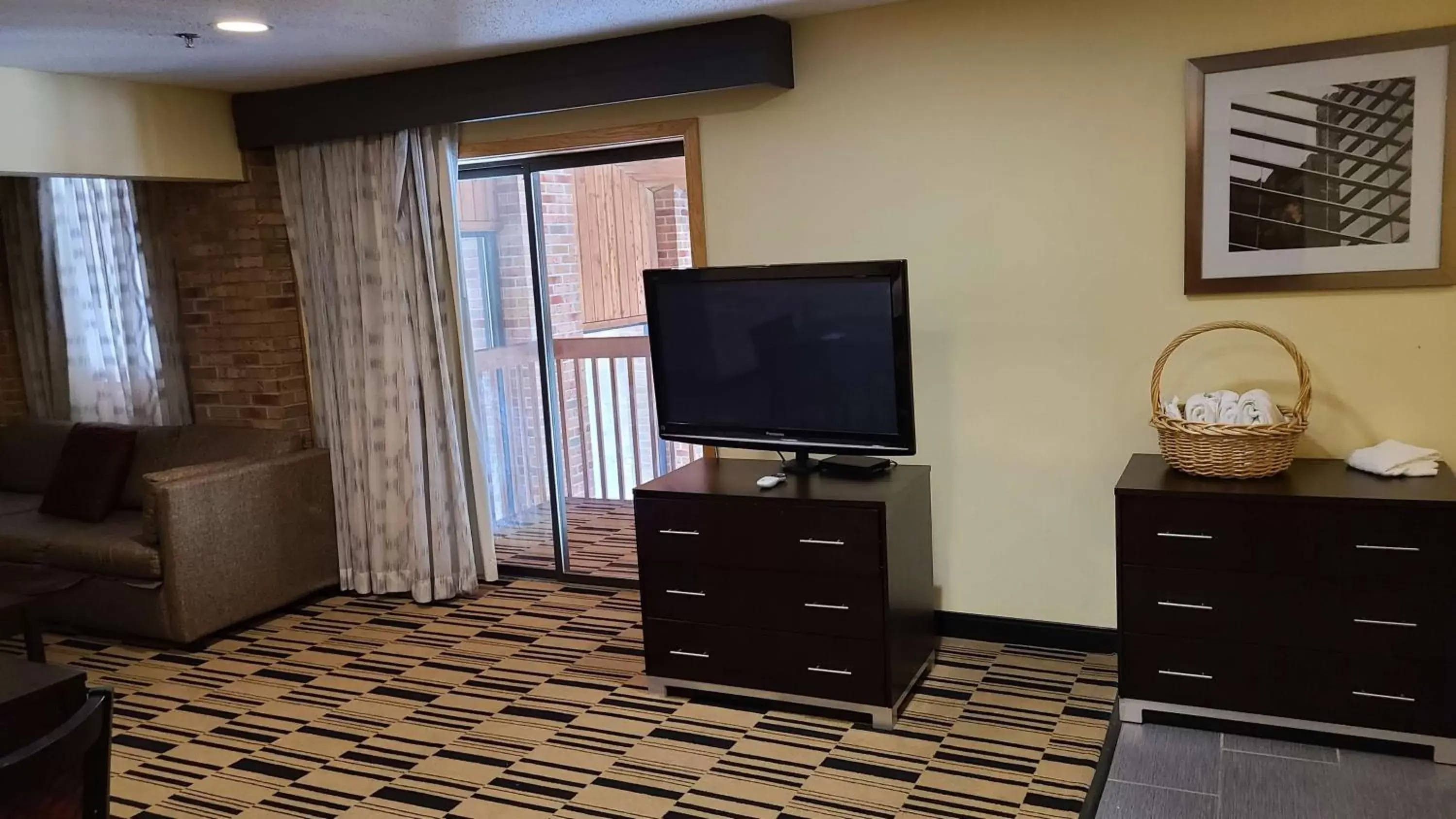 Photo of the whole room, TV/Entertainment Center in Best Western Shippensburg