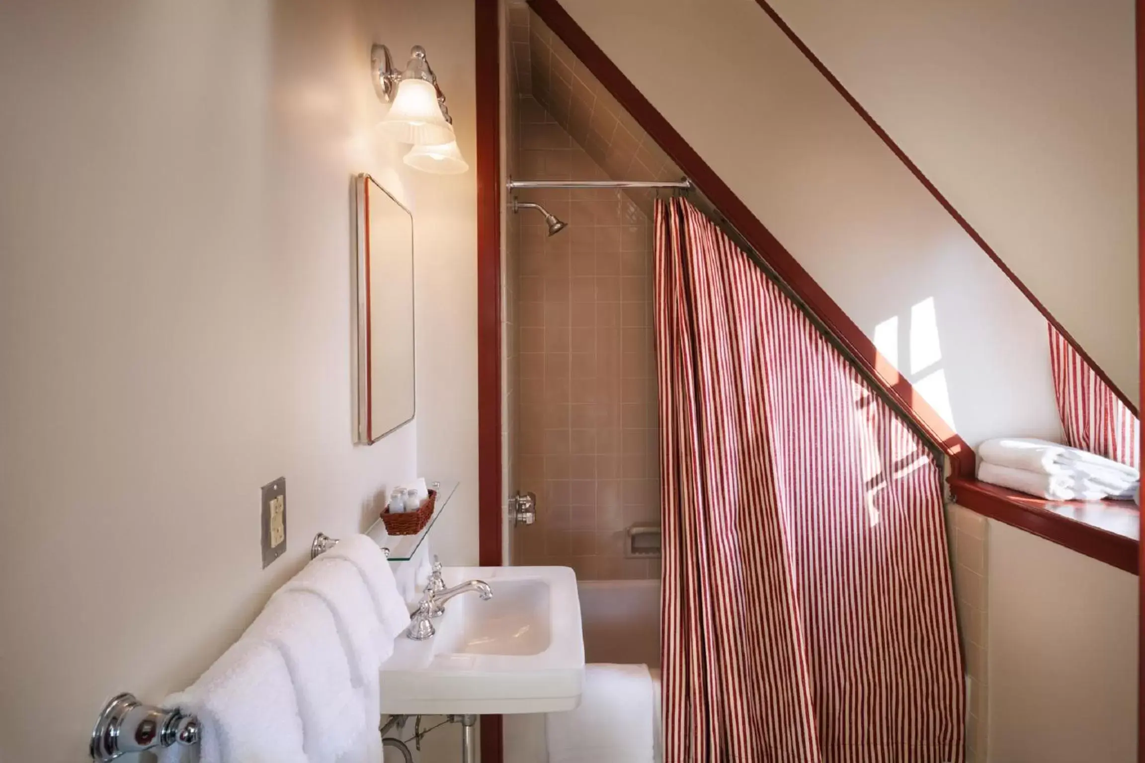 Bathroom in Colonial Houses