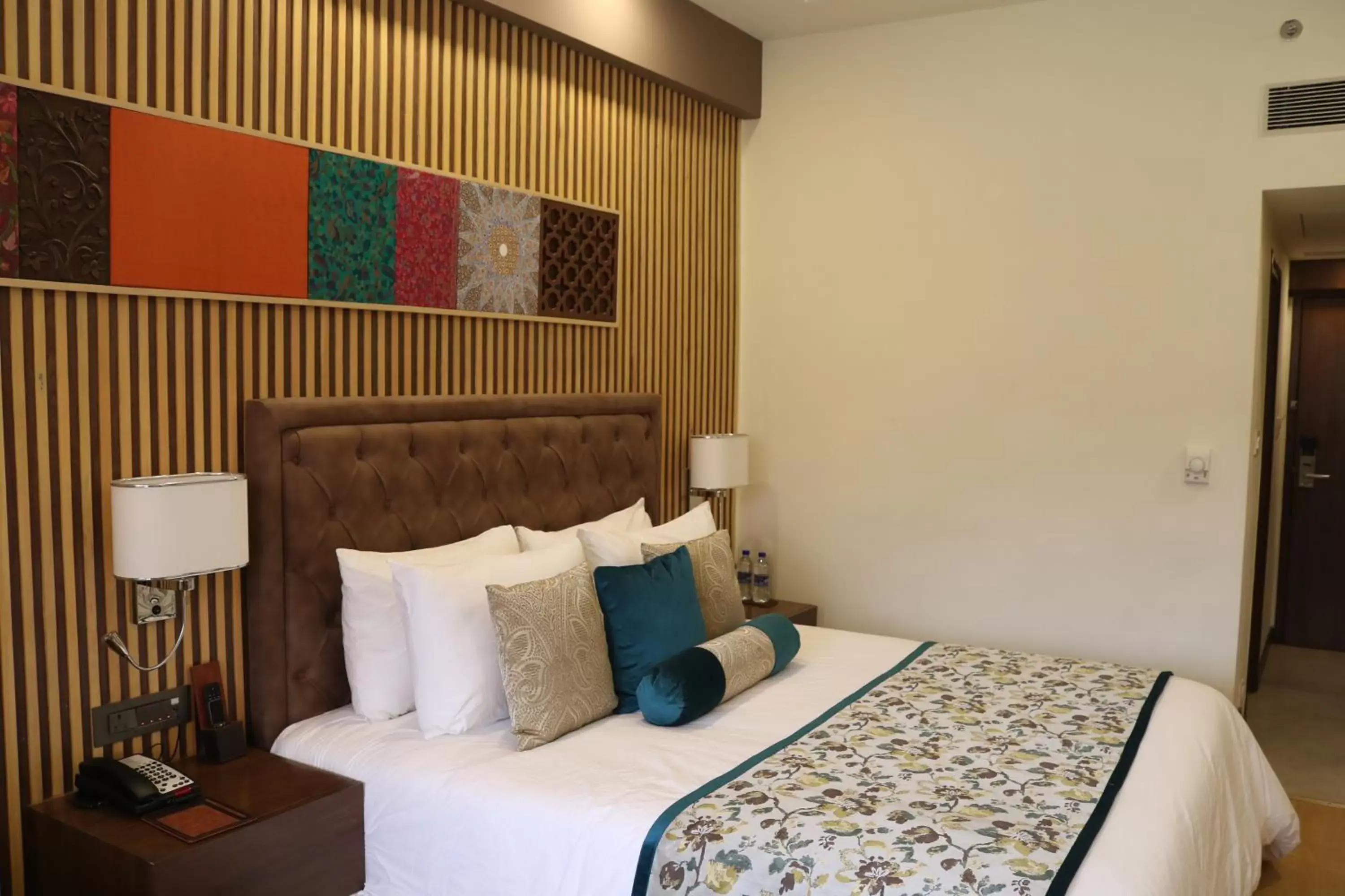 Bedroom, Bed in Radisson Srinagar
