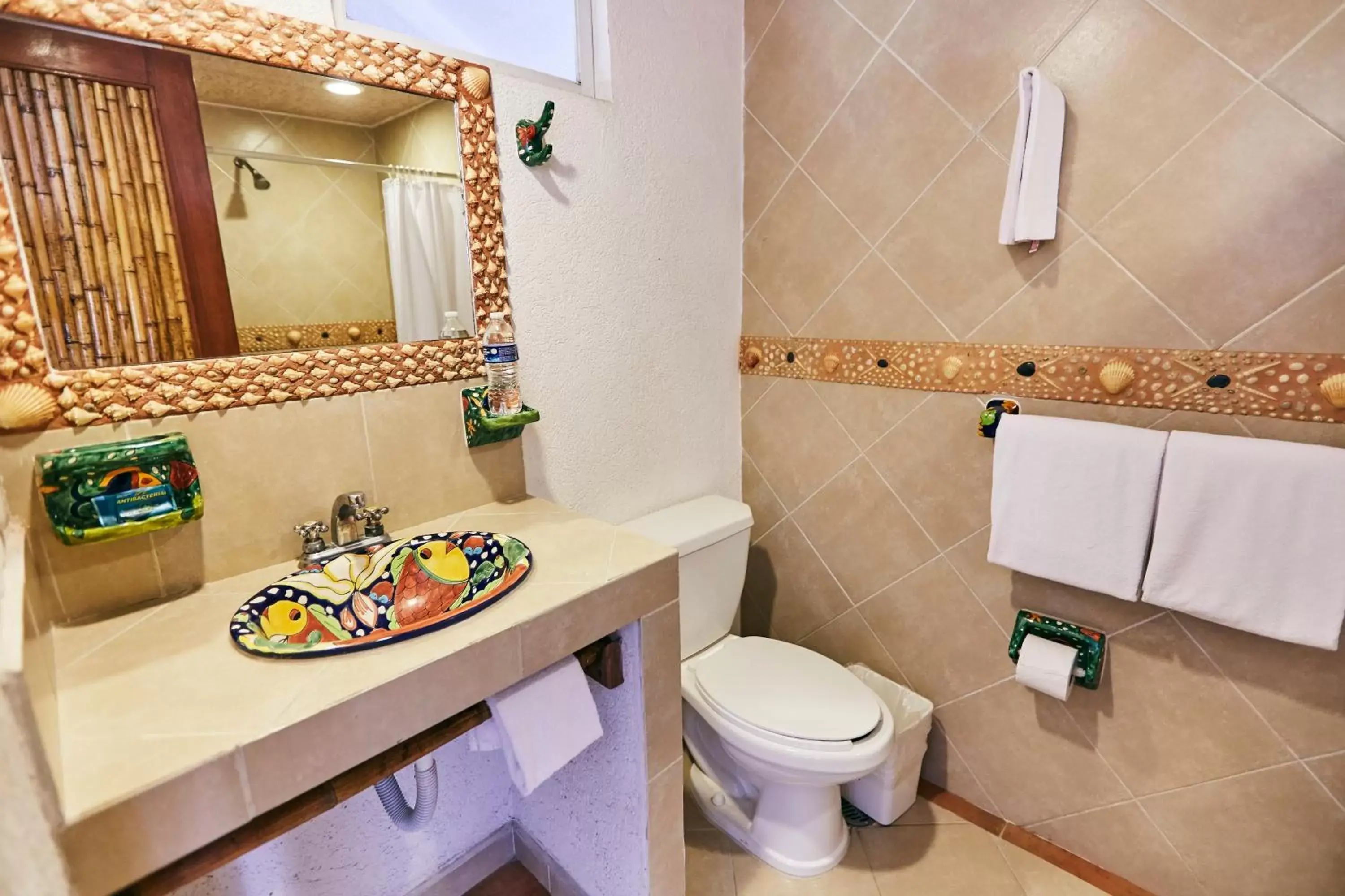 Toilet, Bathroom in Hotel Suites Ixtapa Plaza