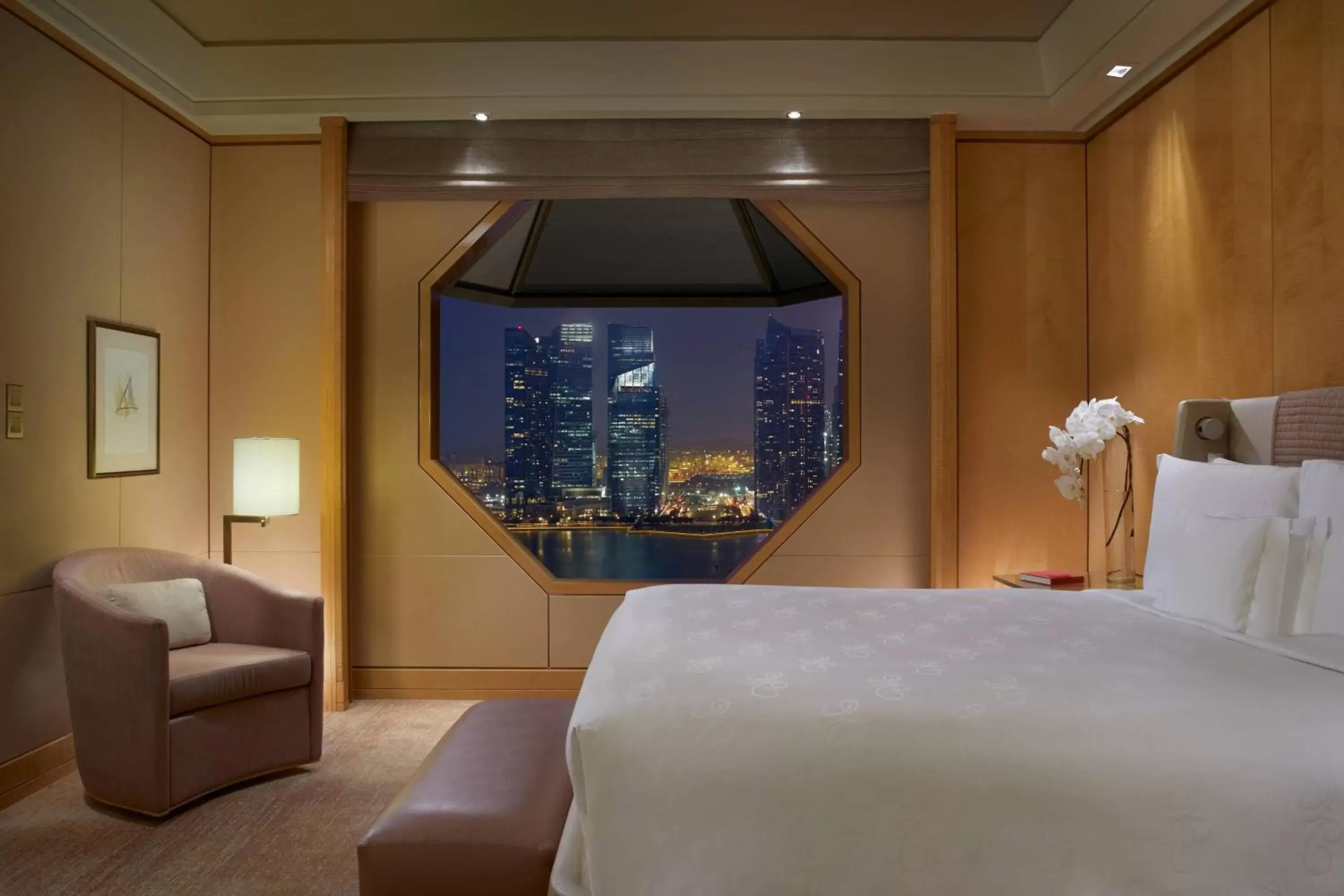 Lounge or bar in The Ritz-Carlton, Millenia Singapore