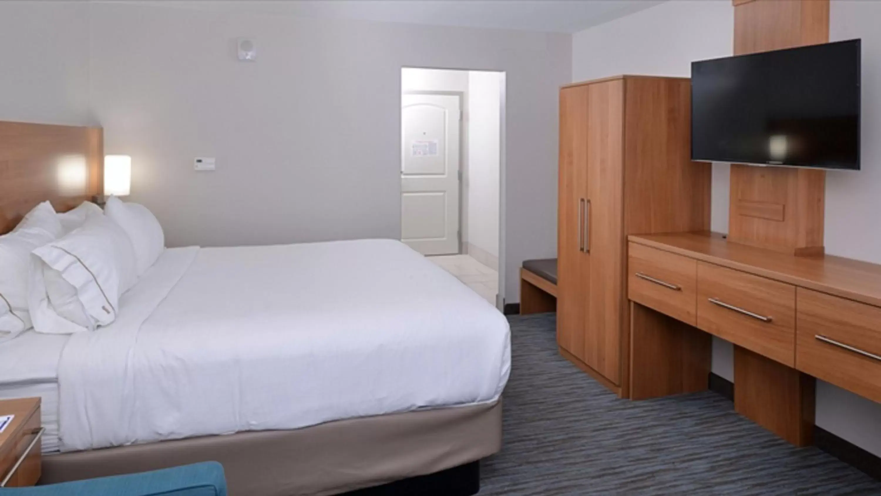 Photo of the whole room, Bed in Holiday Inn Express & Suites Lexington Midtown - I-75, an IHG Hotel