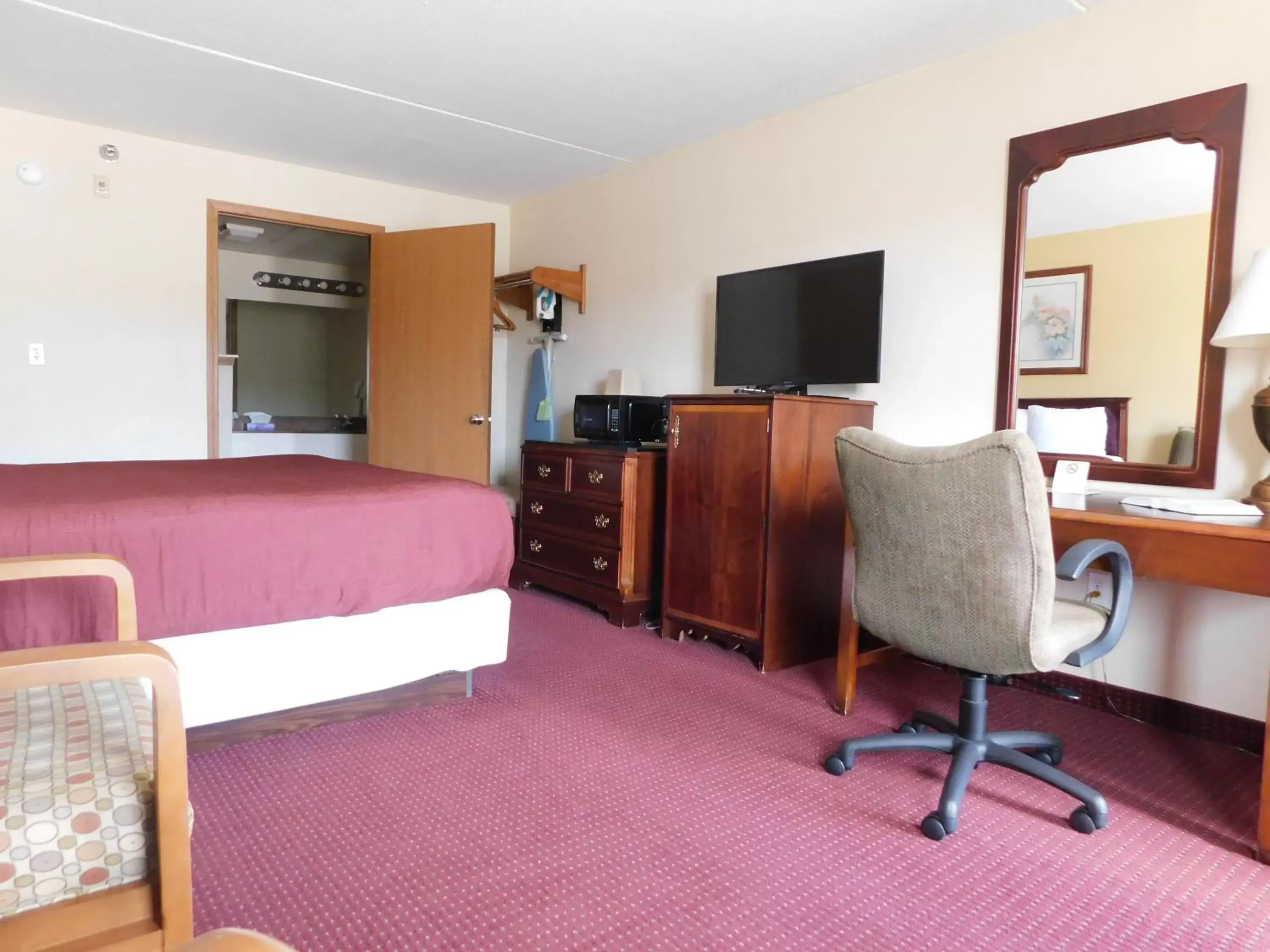 Photo of the whole room, TV/Entertainment Center in Carriage House Inn