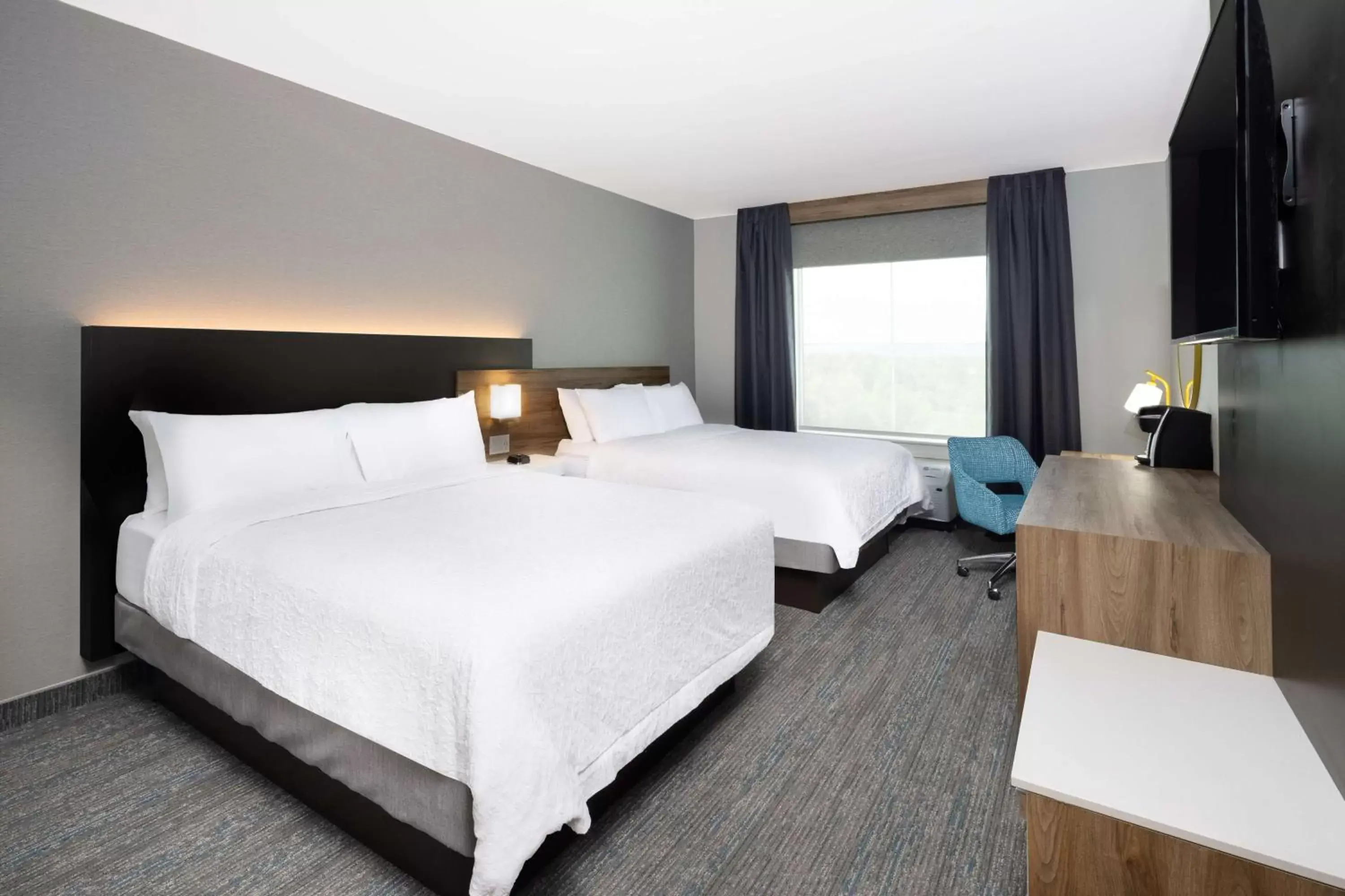 Bedroom, Bed in Hampton Inn by Hilton Verona at Turning Stone