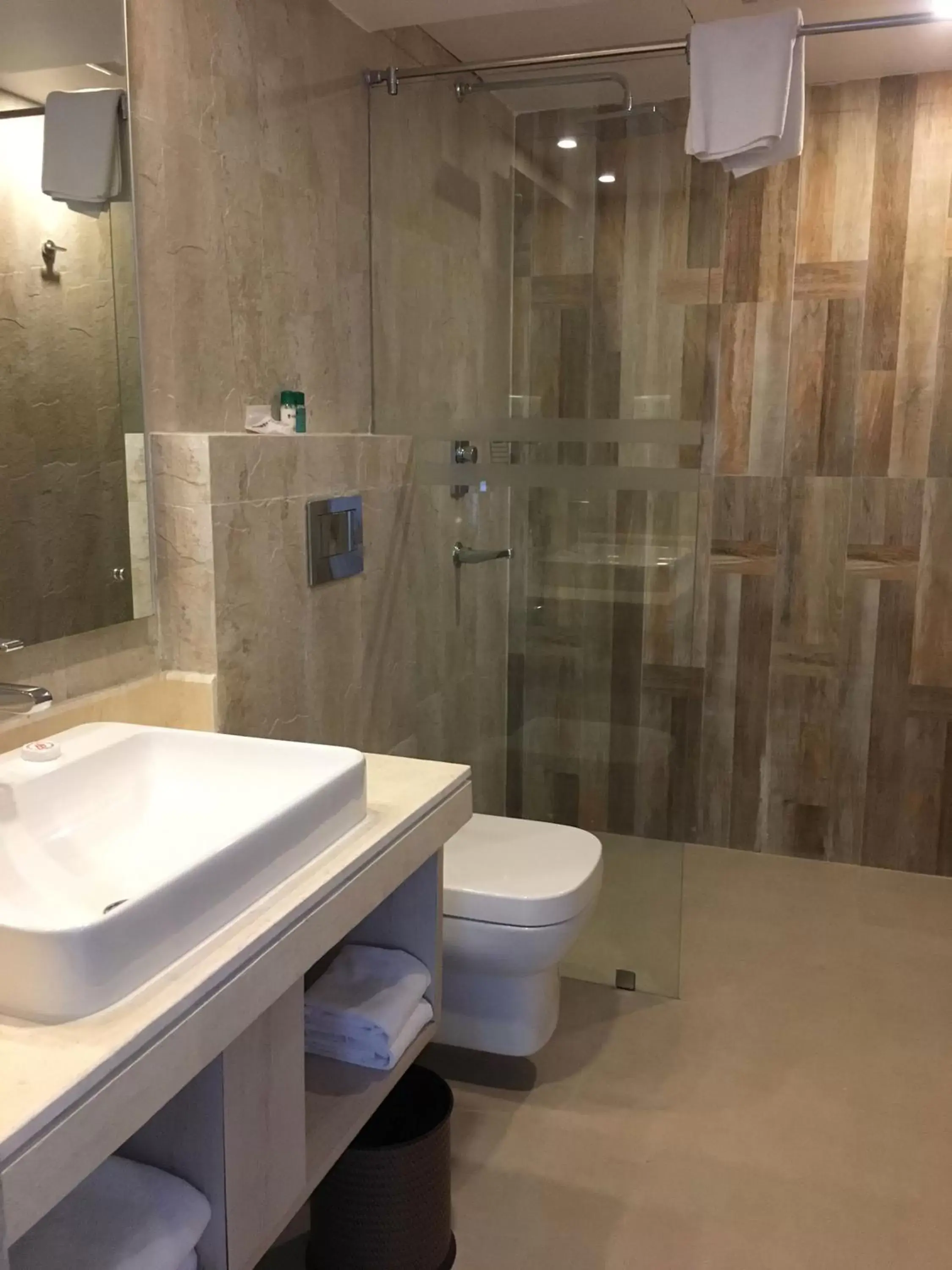 Bathroom in Hotel Barahi Pokhara Bathroom in Hotel Barahi Pokhara