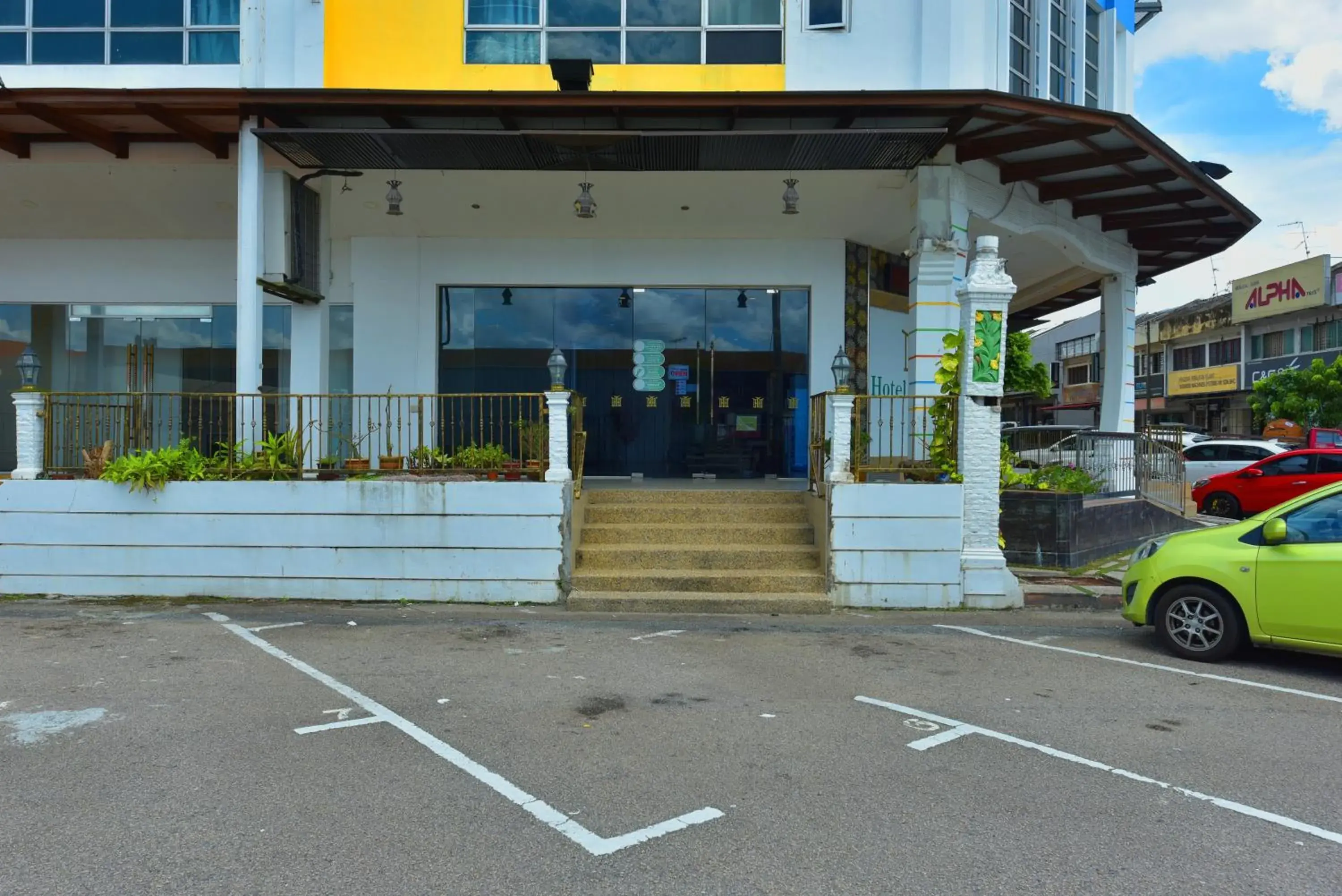 Facade/entrance in Townhouse OAK Hotel Holmes Johor Jaya